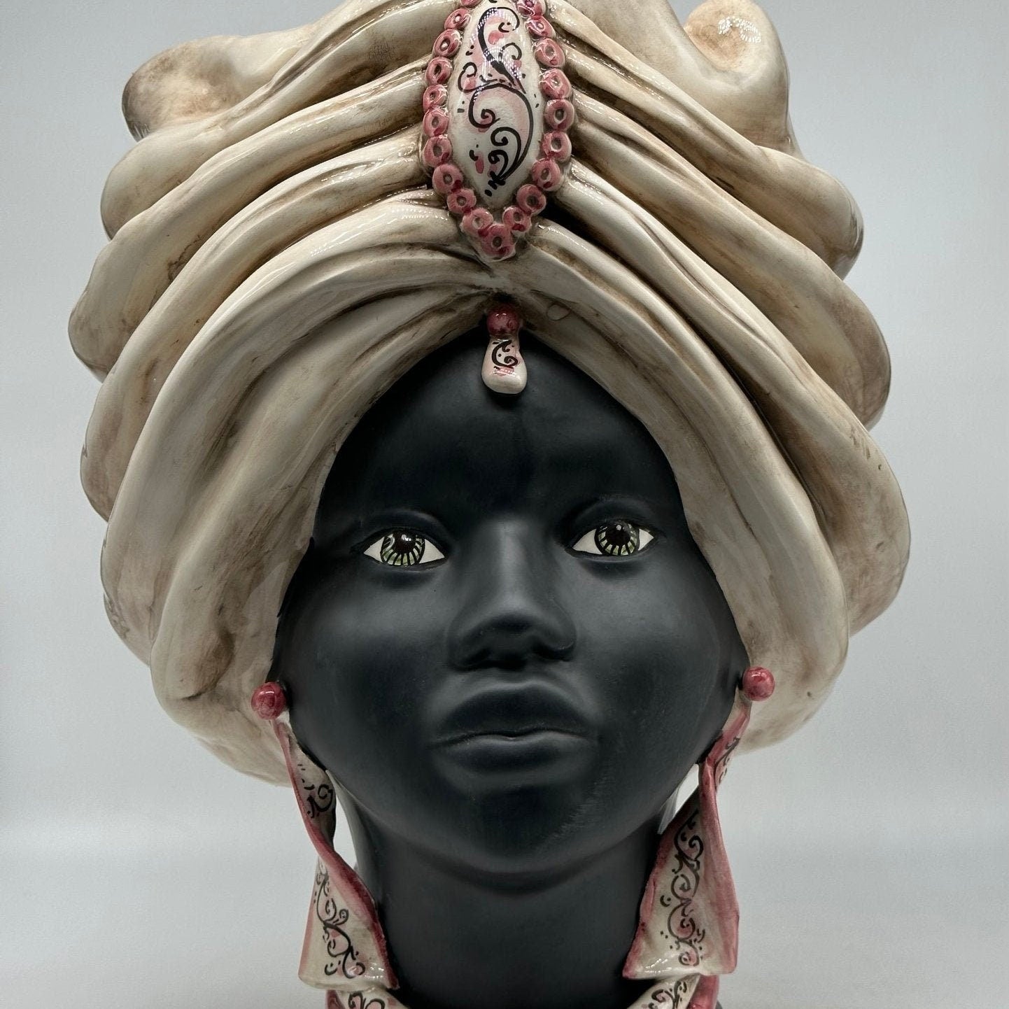 FINE SERIE - Testa di Moro Atena Ceramica Caltagirone cm H.40 L.28 Artigianale Écru Beige Lilla - DD CERAMICHE SICILIANE