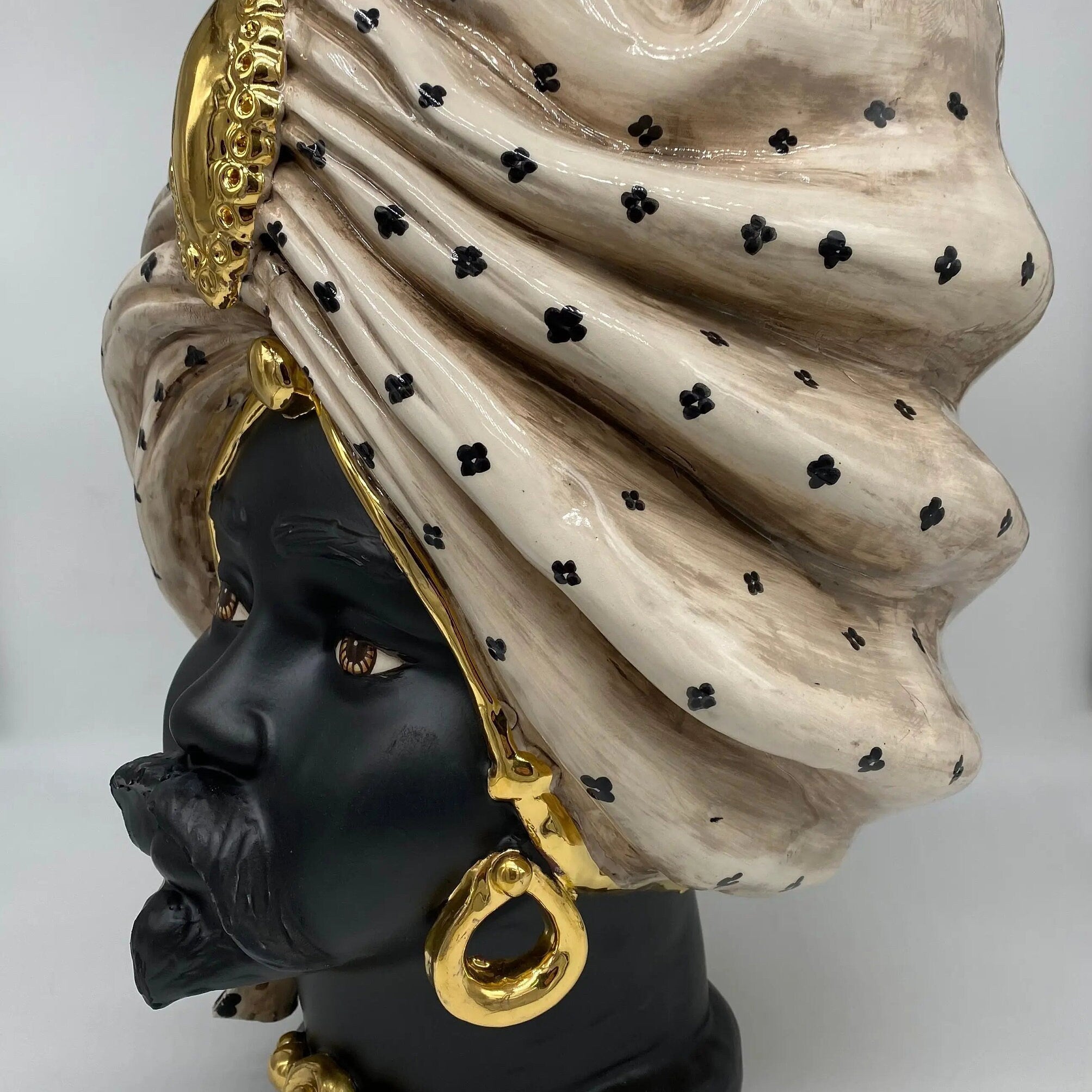 Teste di Moro Atena Ceramica Caltagirone cm H.40 L.28 Artigianale Écru Pois Nero Oro DD CERAMICHE SICILIANE
