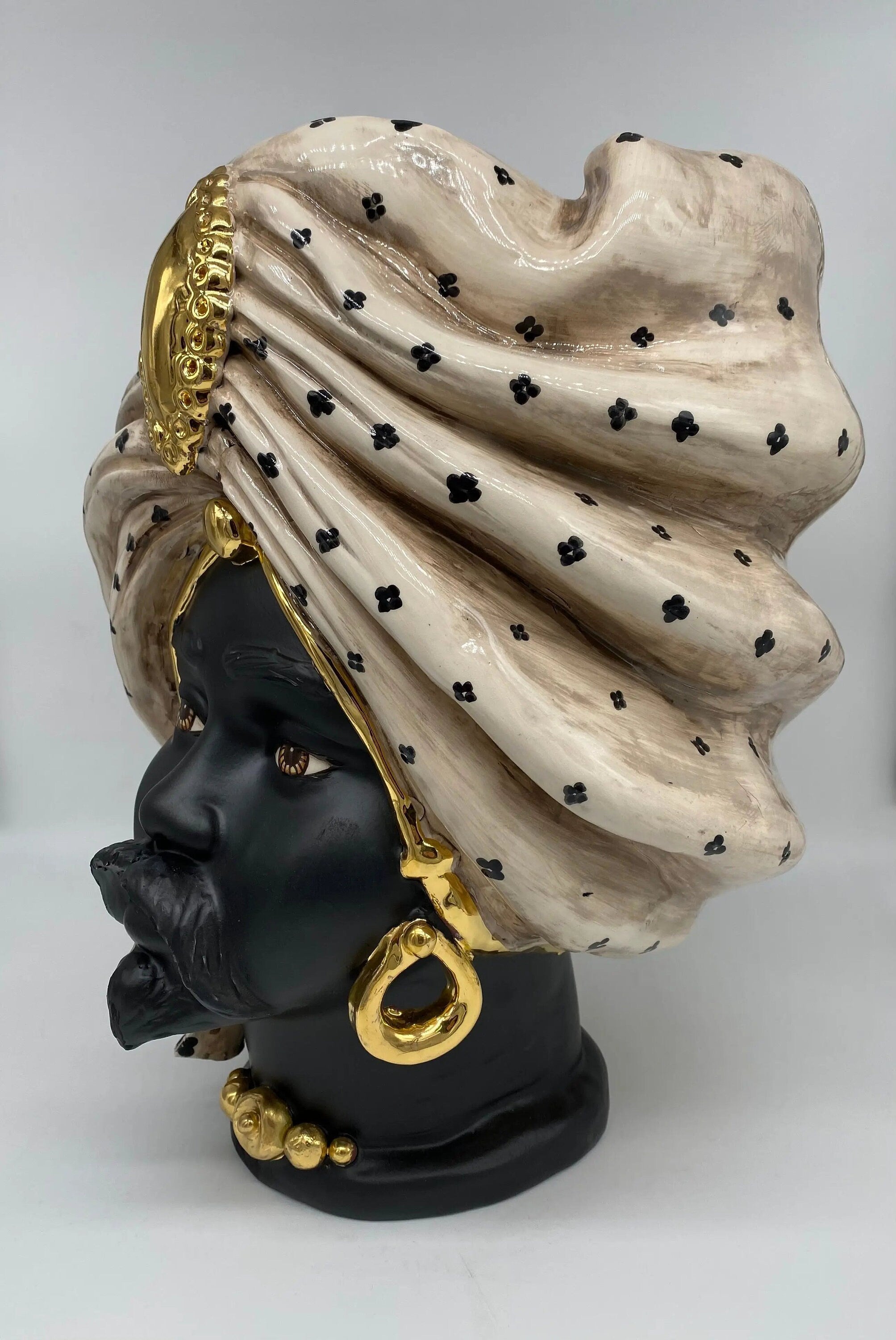 Teste di Moro Atena Ceramica Caltagirone cm H.40 L.28 Artigianale Écru Pois Nero Oro DD CERAMICHE SICILIANE