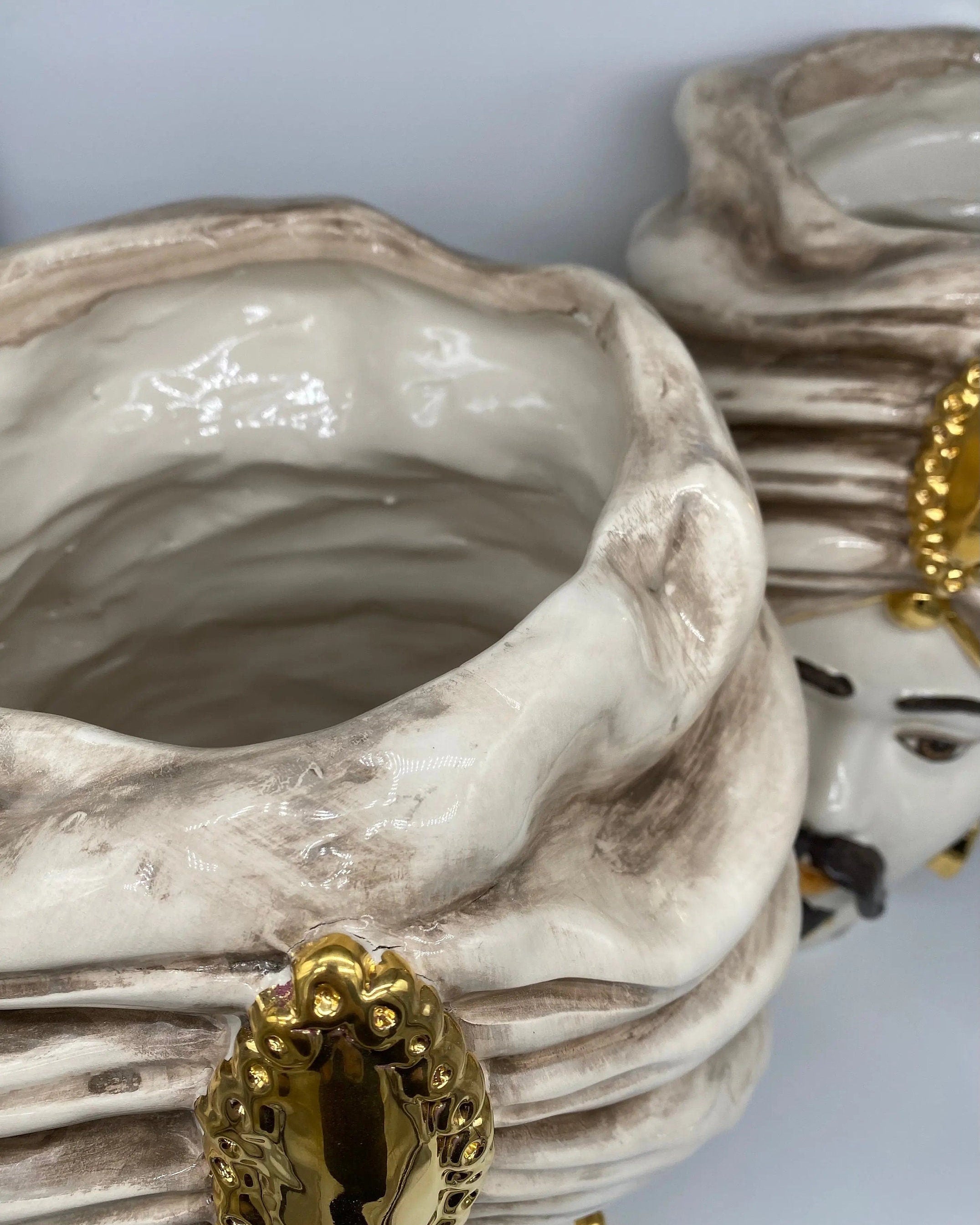 Teste di Moro Atena Ceramica Caltagirone cm H.40 L.28 Artigianale Écru Beige Oro DD CERAMICHE SICILIANE