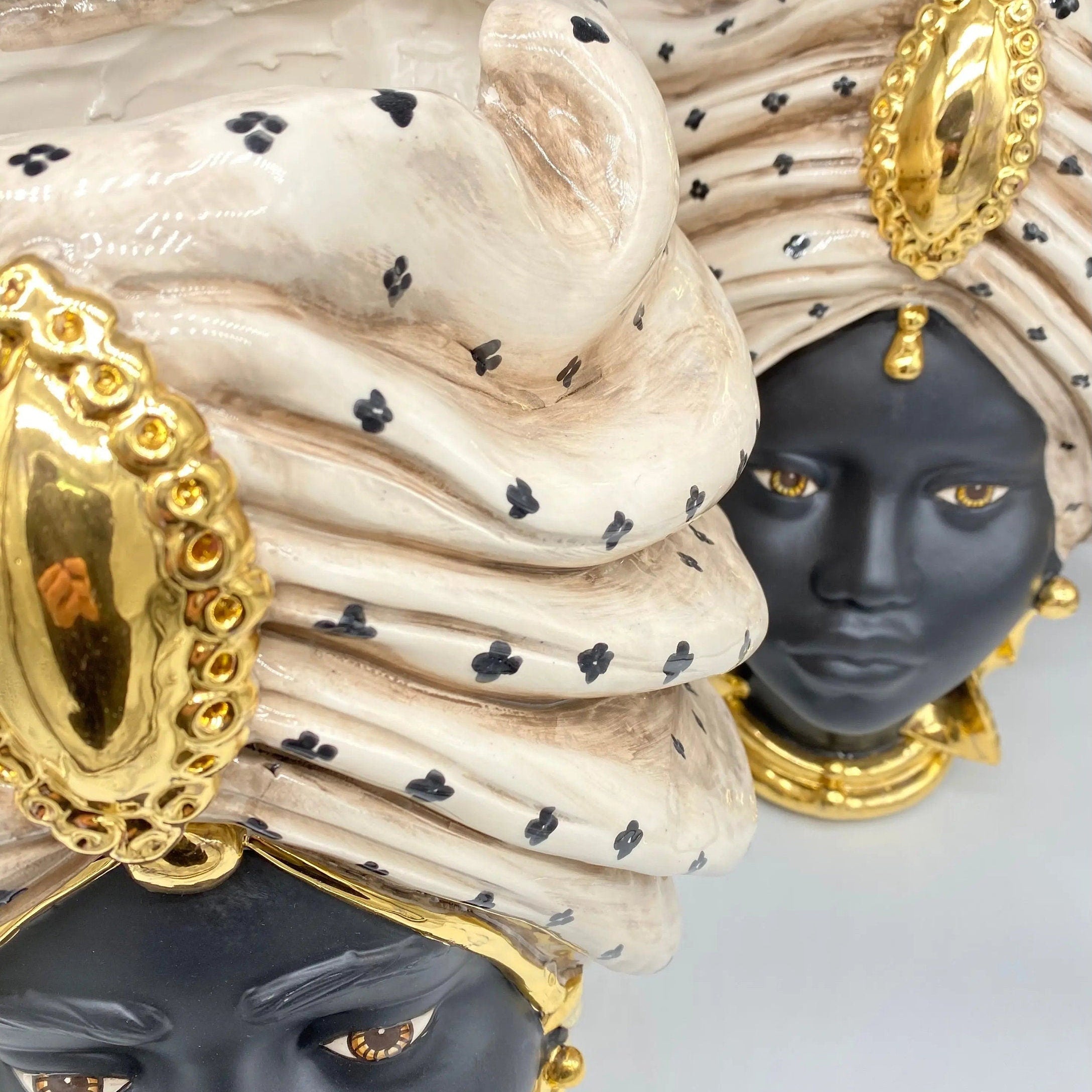 Teste di Moro Atena Ceramica Caltagirone cm H.40 L.28 Artigianale Écru Pois Nero Oro DD CERAMICHE SICILIANE