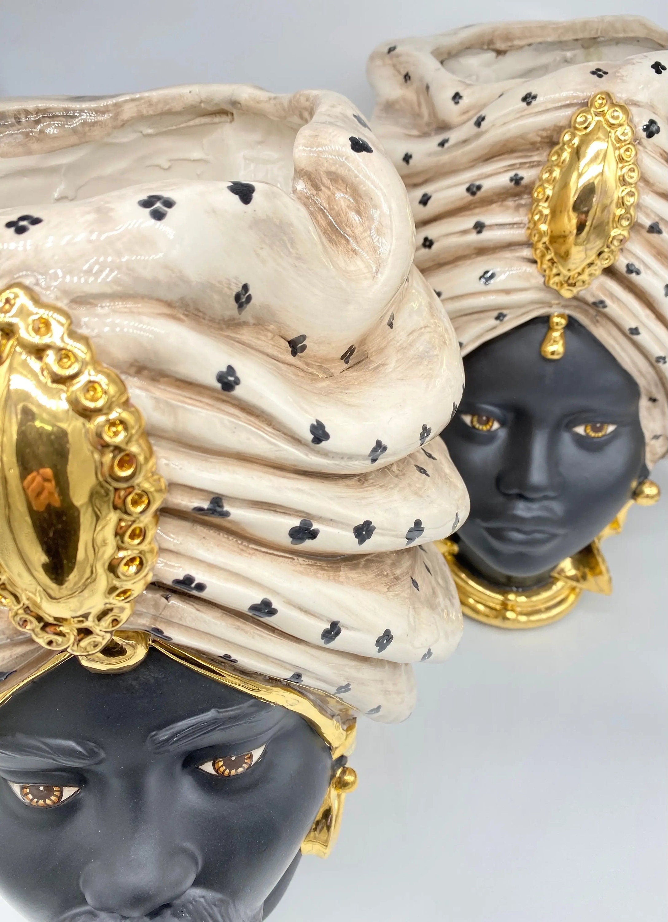 Teste di Moro Atena Ceramica Caltagirone cm H.40 L.28 Artigianale Écru Pois Nero Oro DD CERAMICHE SICILIANE