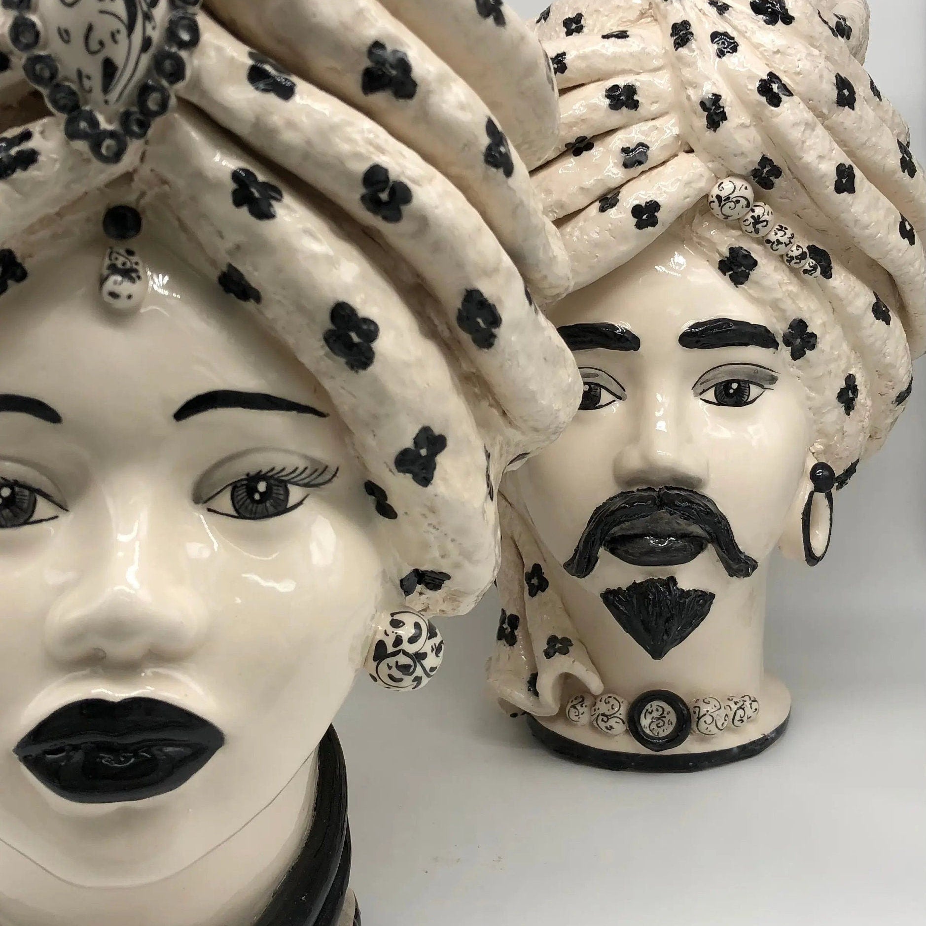 Teste di Moro Atena Ceramica Caltagirone cm H.40 L.28 Artigianale Bianco Pois Nero DD CERAMICHE SICILIANE