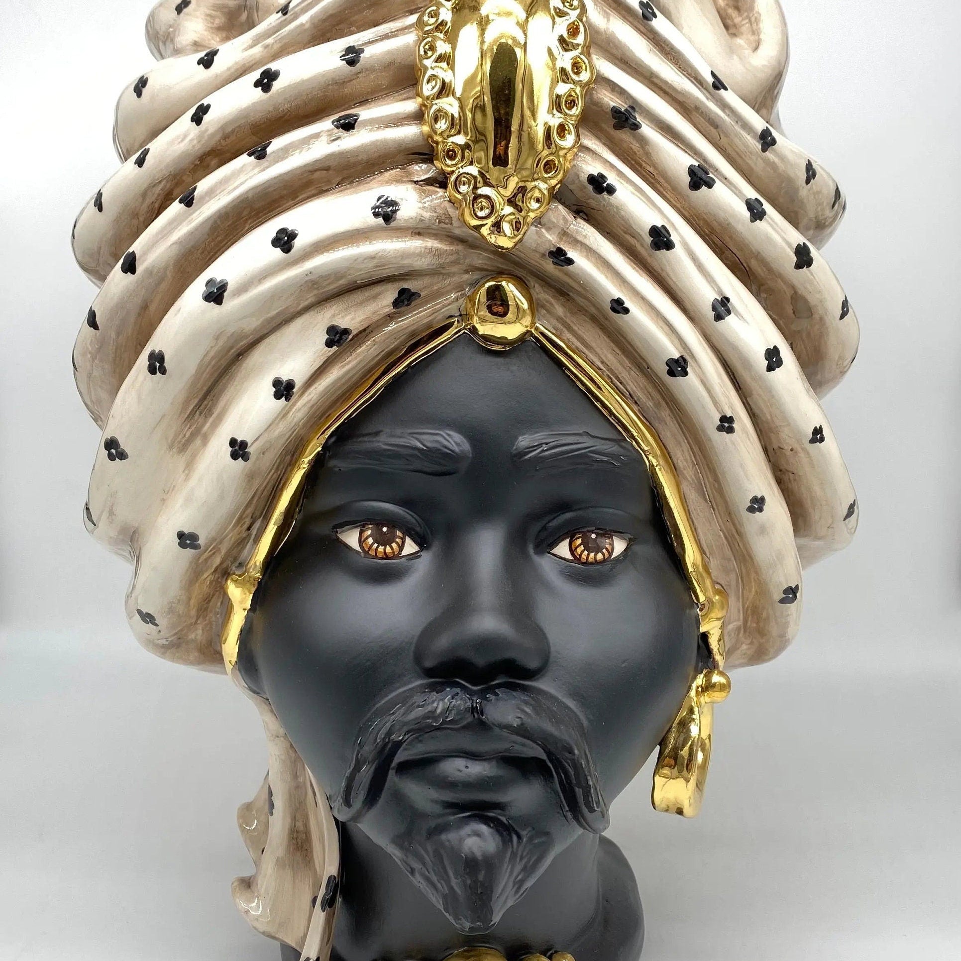 Teste di Moro Atena Ceramica Caltagirone cm H.40 L.28 Artigianale Écru Pois Nero Oro DD CERAMICHE SICILIANE