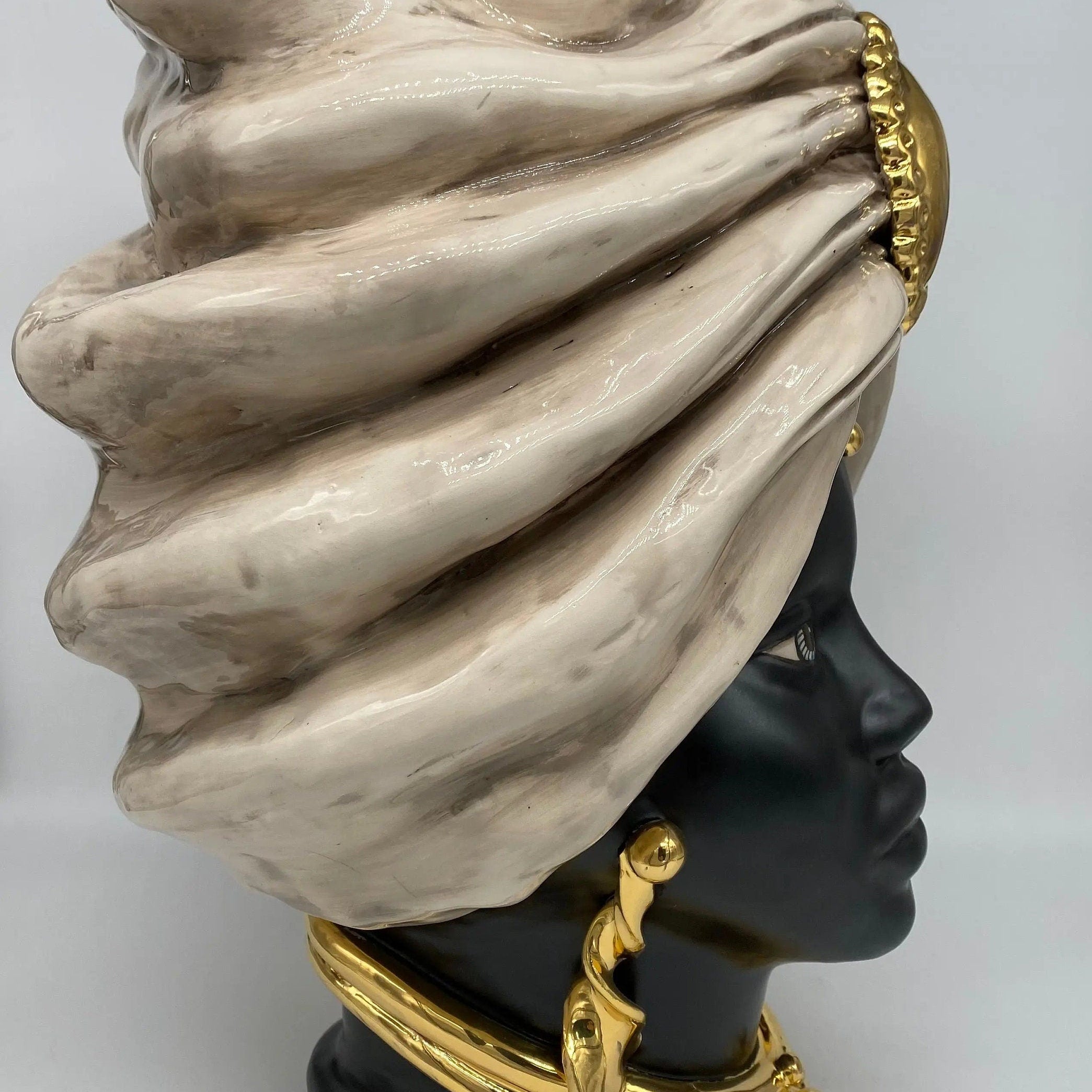 Teste di Moro Atena Ceramica Caltagirone cm H.40 L.28 Artigianale Écru Nero Oro DD CERAMICHE SICILIANE