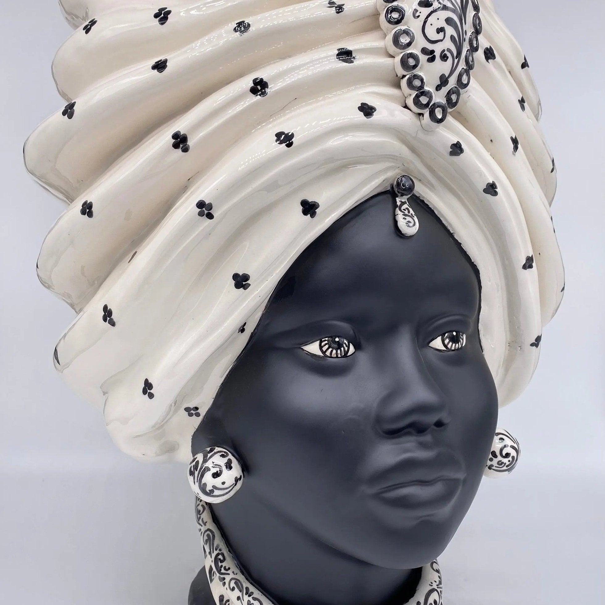 Teste di Moro Atena Ceramica Caltagirone cm H.40 L.28 Artigianale Bianco Pois Nero Opaco DD CERAMICHE SICILIANE