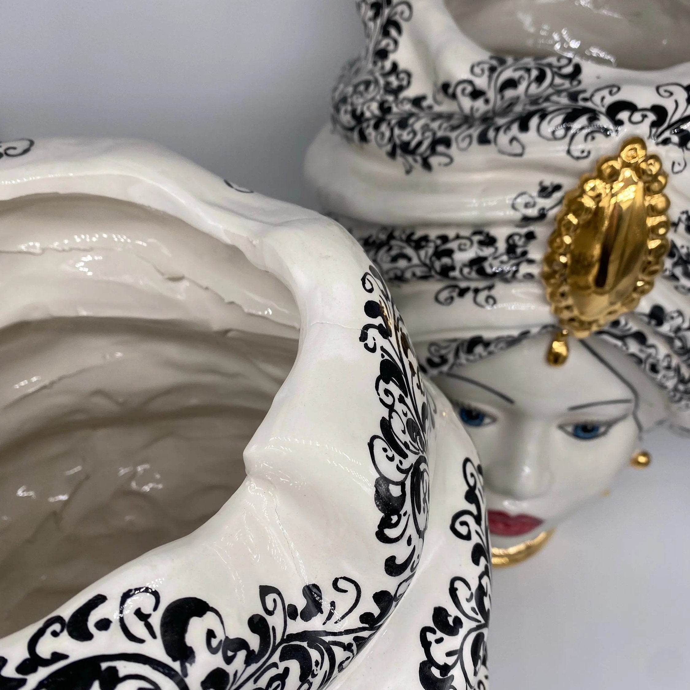 Teste di Moro Atena Ceramica Caltagirone cm H.40 L.28 Artigianale Opaco Bianco Barocco Oro DD CERAMICHE SICILIANE