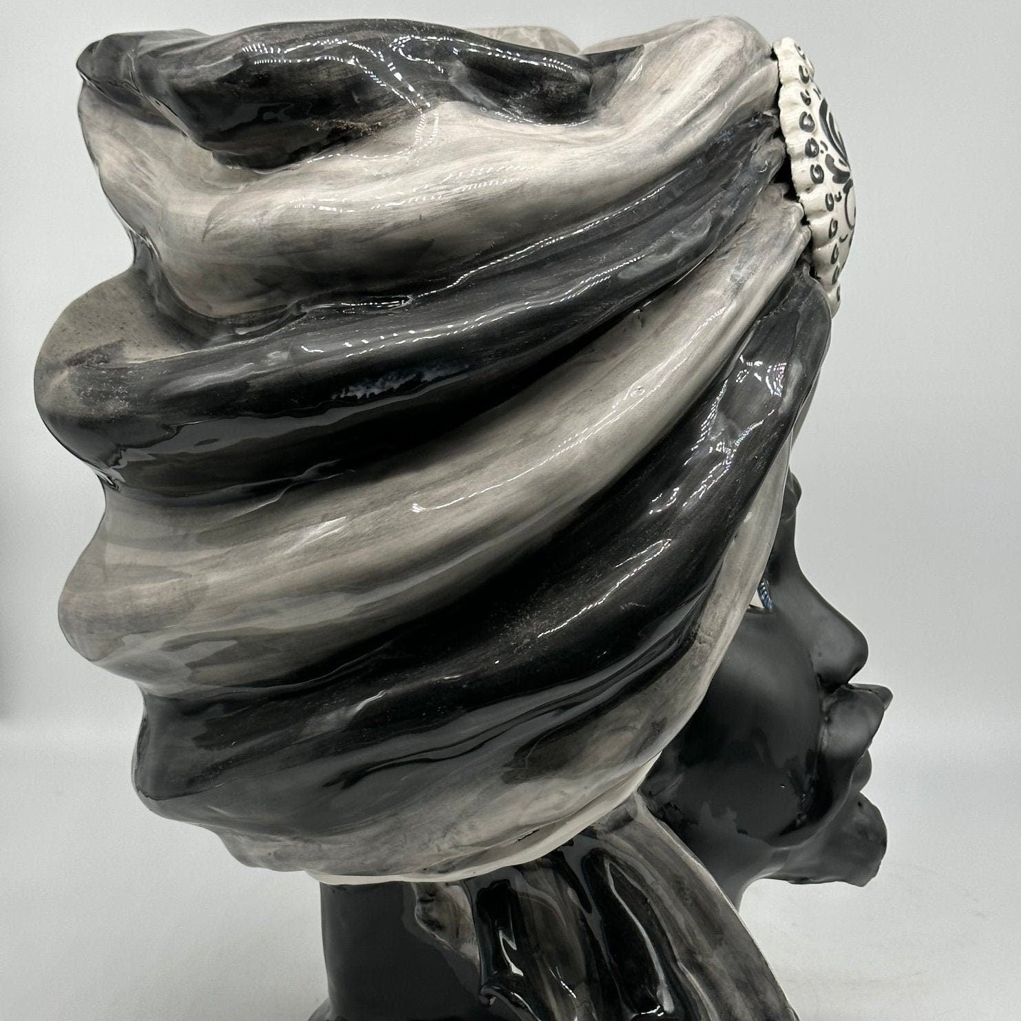 Teste di Moro Atena Ceramica Caltagirone cm H.40 L.28 Artigianale Striscie Grigio Nero - DD CERAMICHE SICILIANE