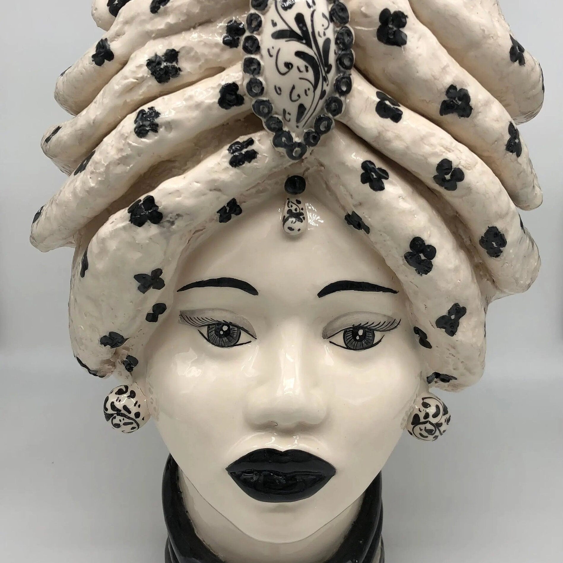 Teste di Moro Atena Ceramica Caltagirone cm H.40 L.28 Artigianale Bianco Pois Nero DD CERAMICHE SICILIANE
