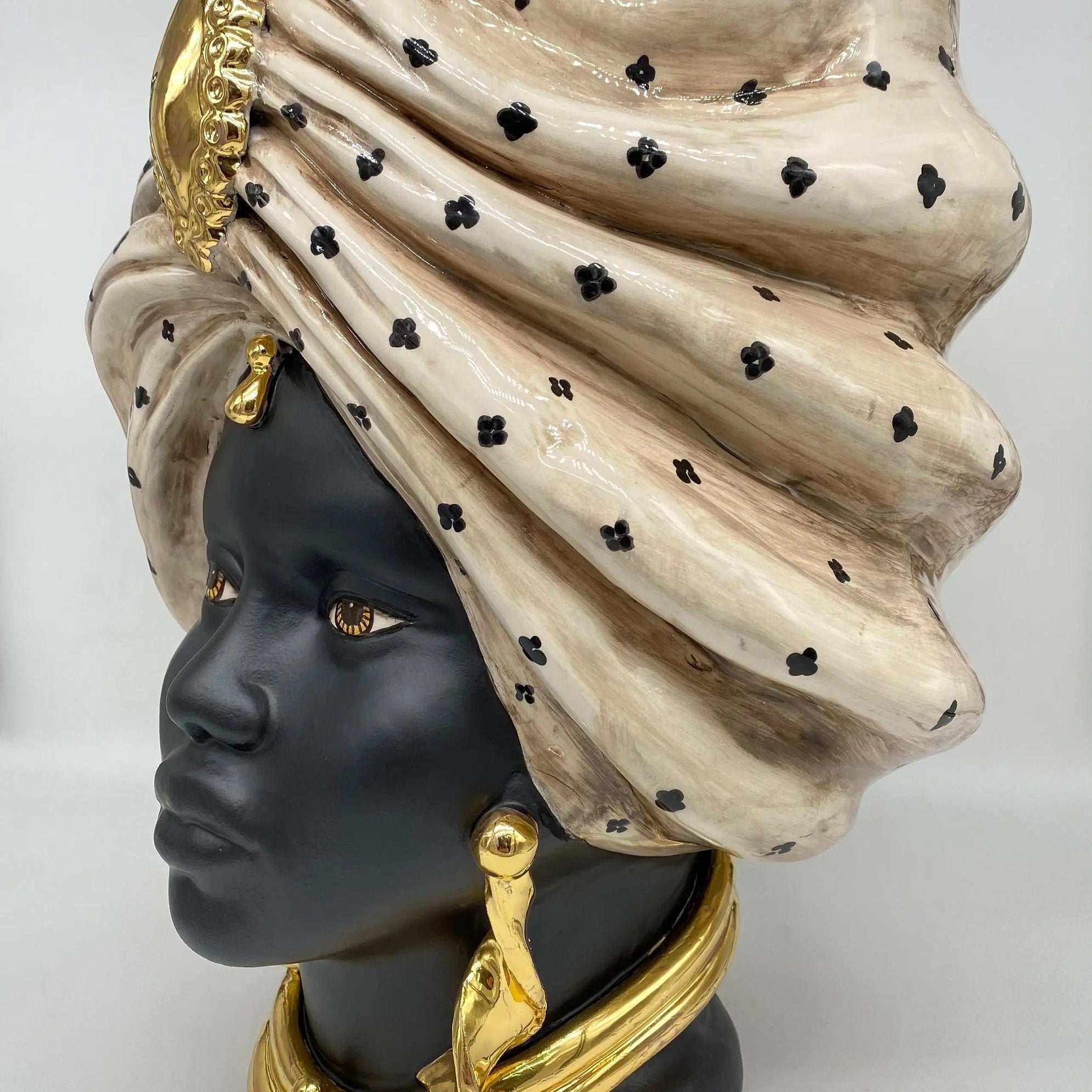 Teste di Moro Atena Ceramica Caltagirone cm H.40 L.28 Artigianale Écru Pois Nero Oro DD CERAMICHE SICILIANE