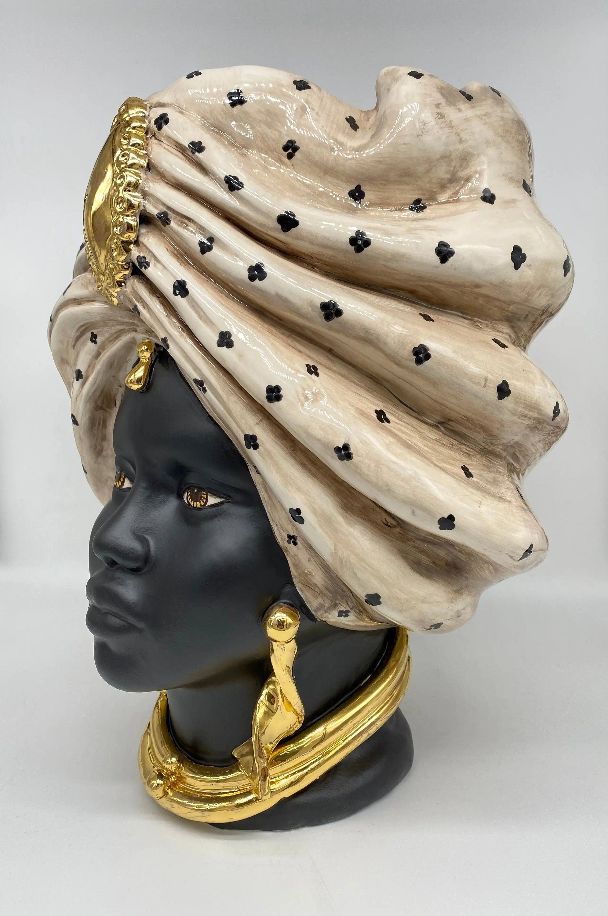 Teste di Moro Atena Ceramica Caltagirone cm H.40 L.28 Artigianale Écru Pois Nero Oro DD CERAMICHE SICILIANE