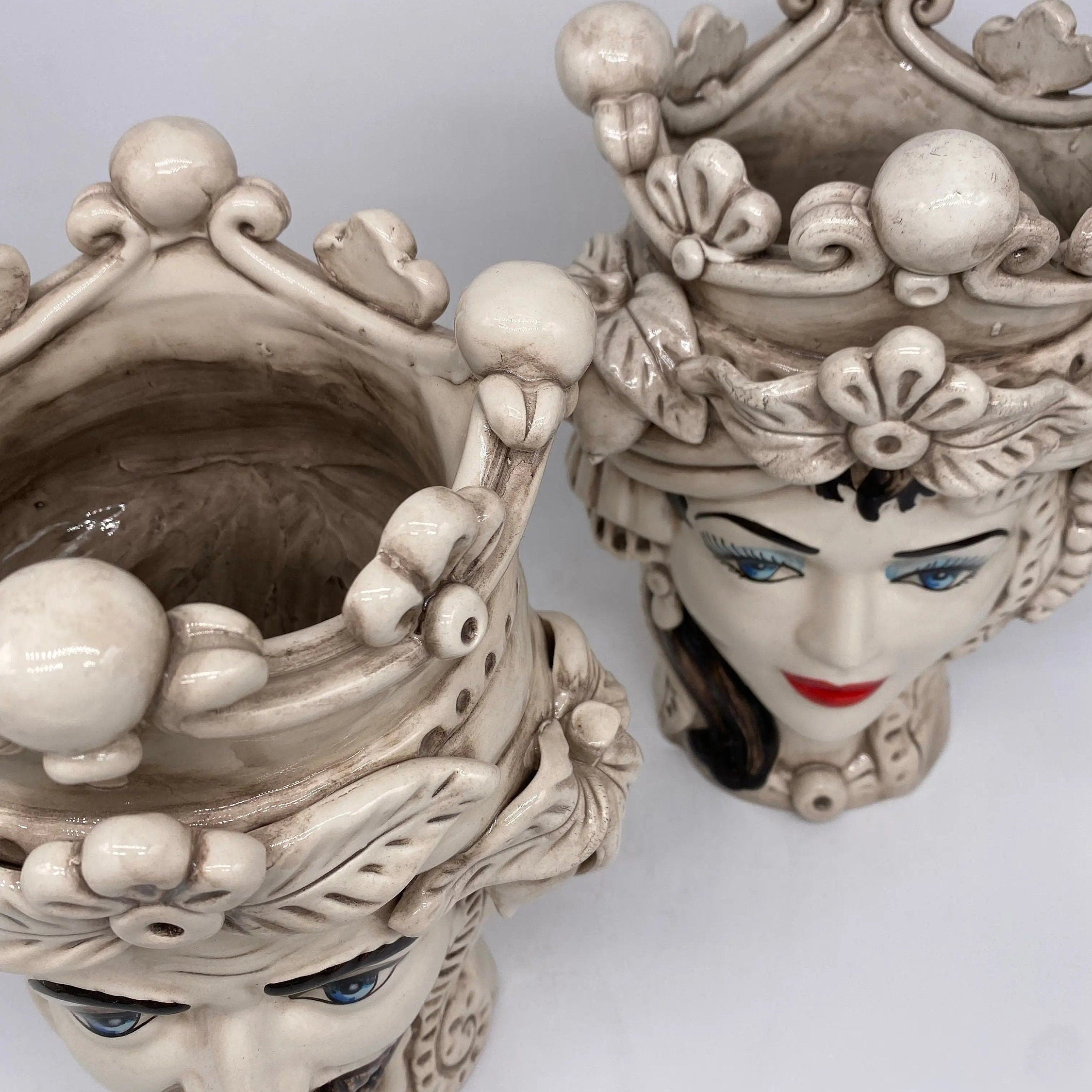 Teste di Moro Classica Corona Sfere Écru Ceramica di Caltagirone cm H.28 L.20 Artigianale DD CERAMICHE SICILIANE