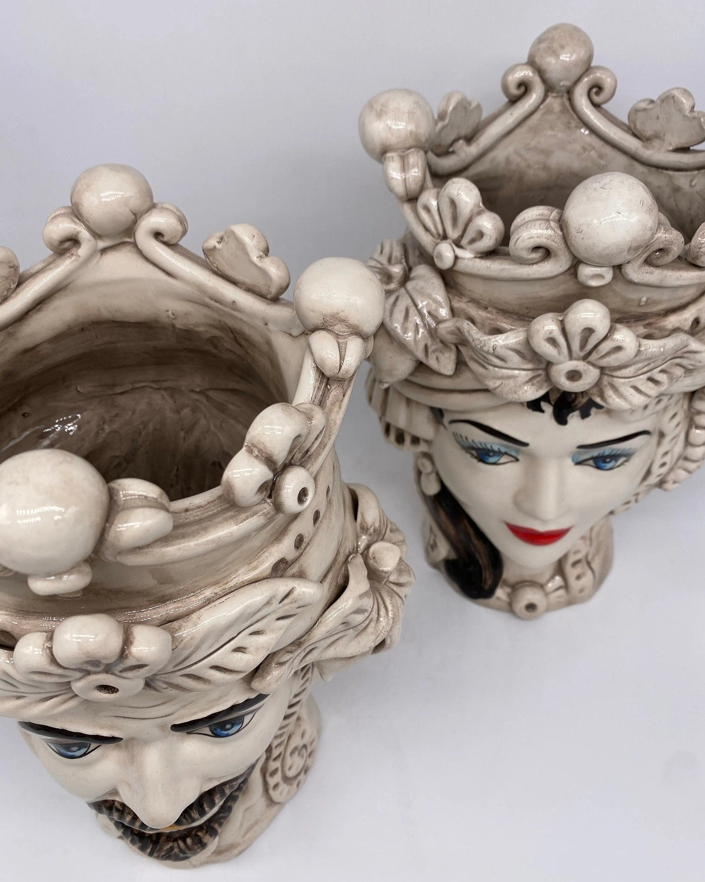 Teste di Moro Classica Corona Sfere Écru Ceramica di Caltagirone cm H.28 L.20 Artigianale DD CERAMICHE SICILIANE
