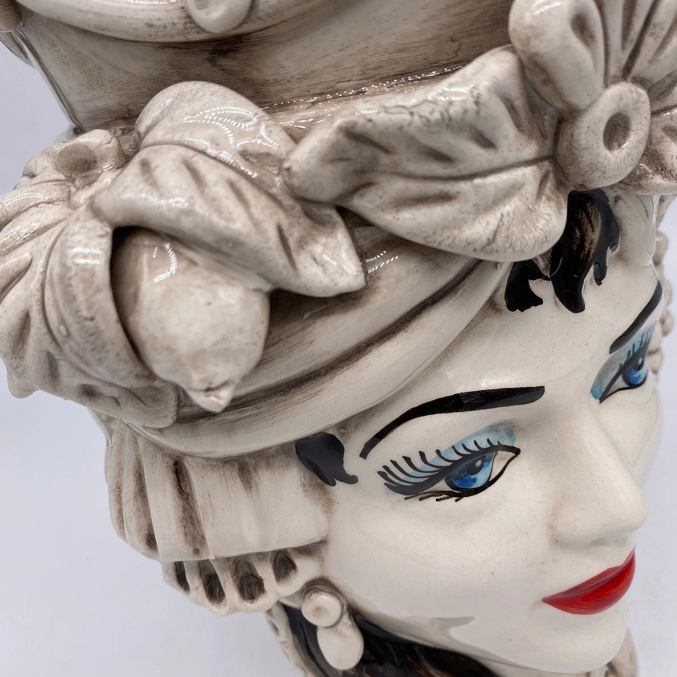 Teste di Moro Classica Corona Sfere Écru Ceramica di Caltagirone cm H.28 L.20 Artigianale DD CERAMICHE SICILIANE