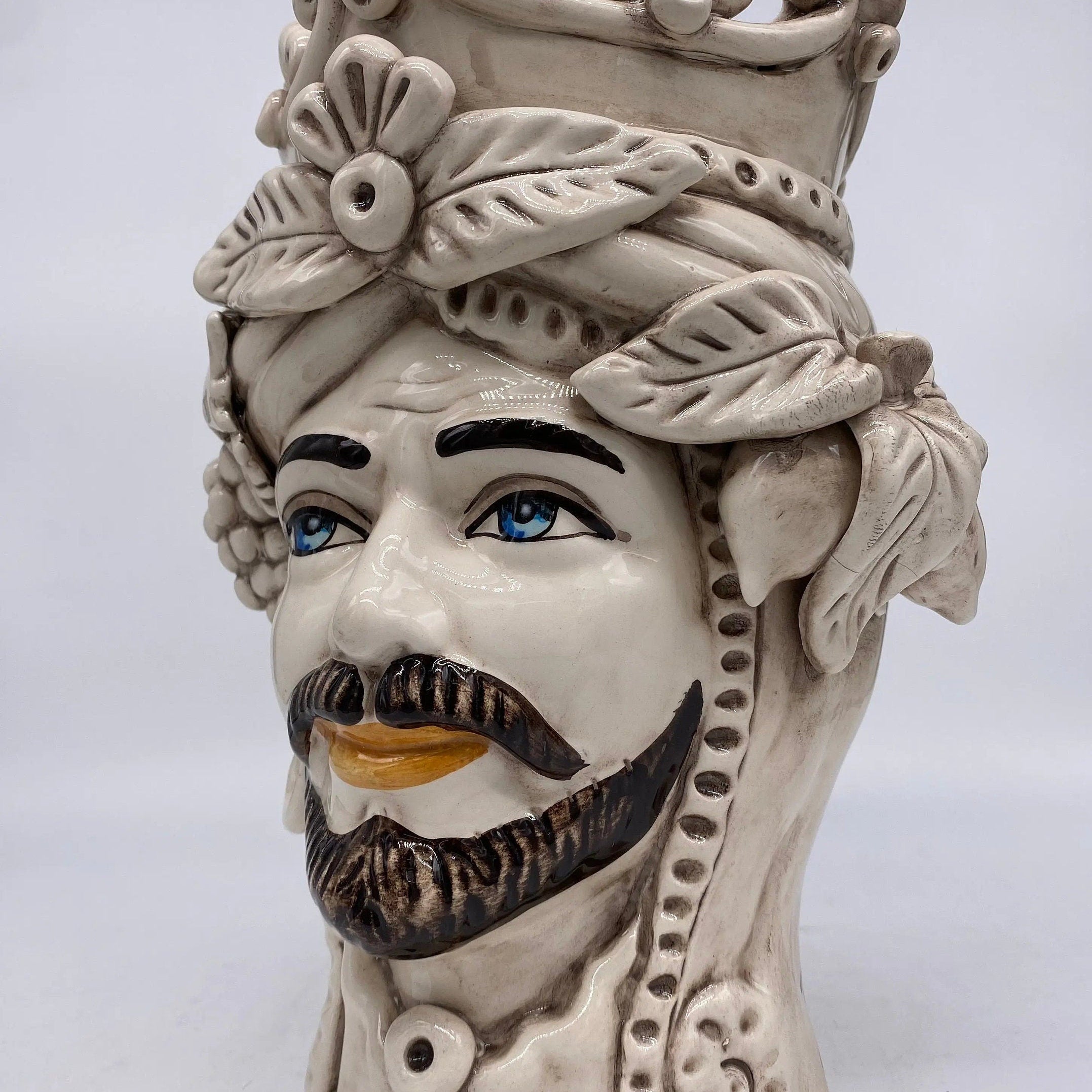 Teste di Moro Classica Corona Sfere Écru Ceramica di Caltagirone cm H.28 L.20 Artigianale DD CERAMICHE SICILIANE