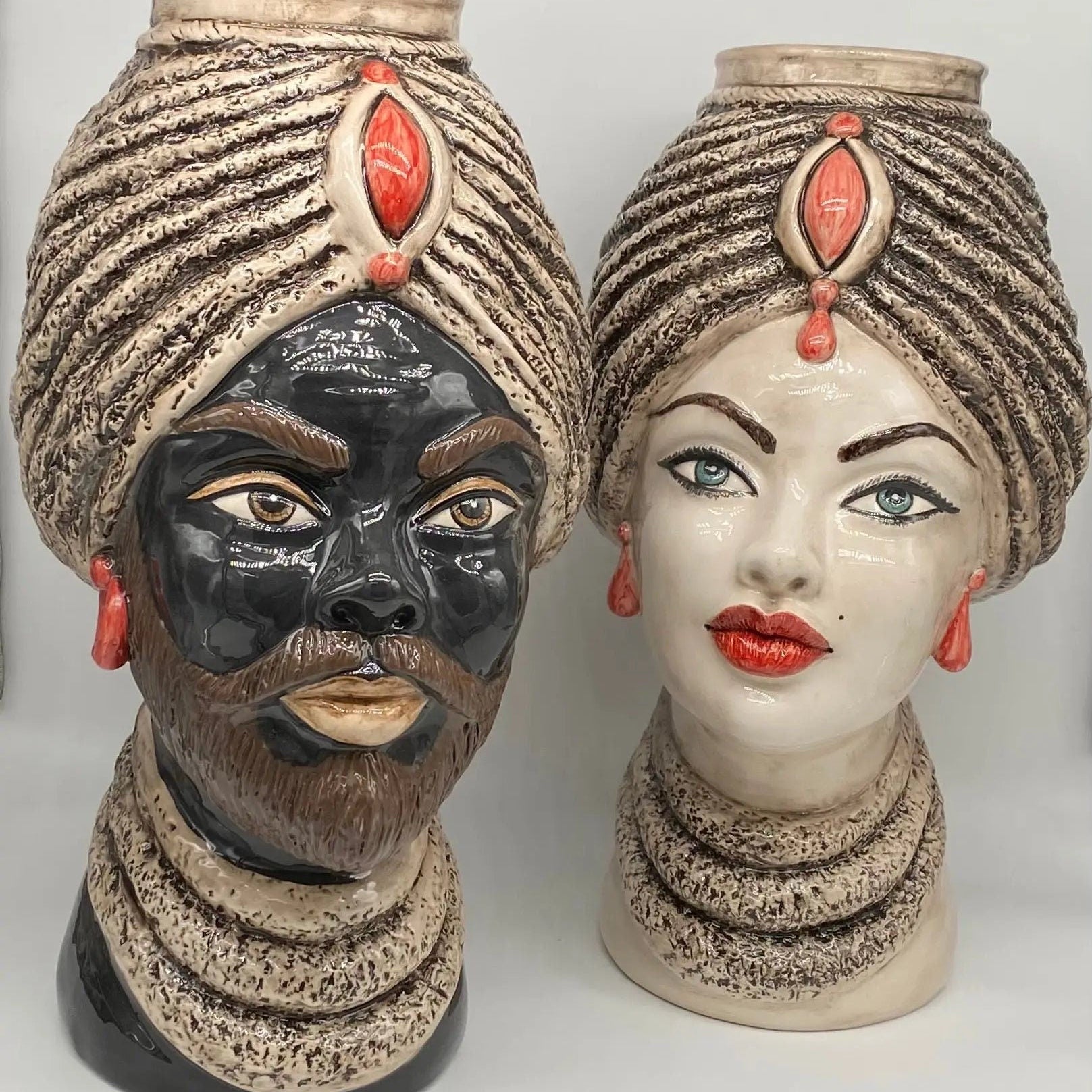 Teste di Moro Demetra Ceramica Caltagirone cm H.40 L.22 Artigianale Écru Rosso DD CERAMICHE SICILIANE