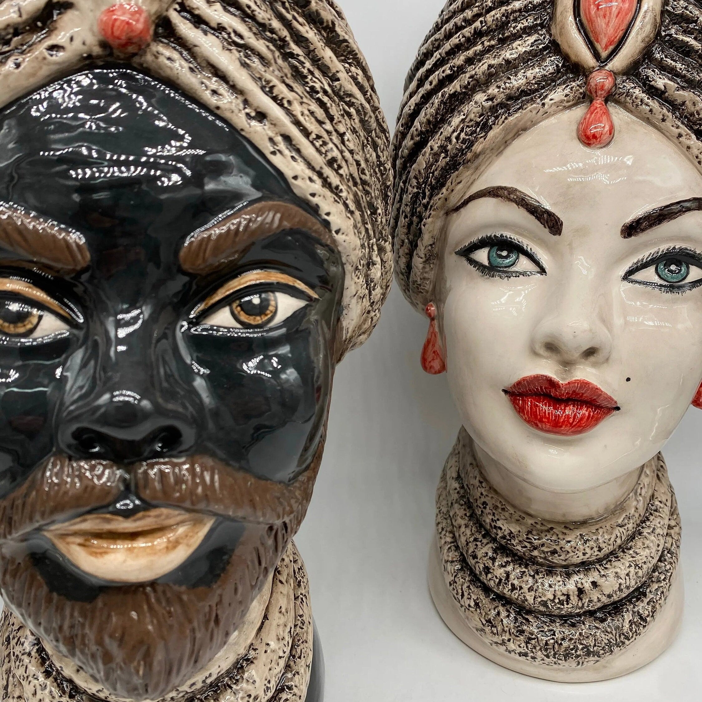 Teste di Moro Demetra Ceramica Caltagirone cm H.40 L.22 Artigianale Écru Rosso DD CERAMICHE SICILIANE