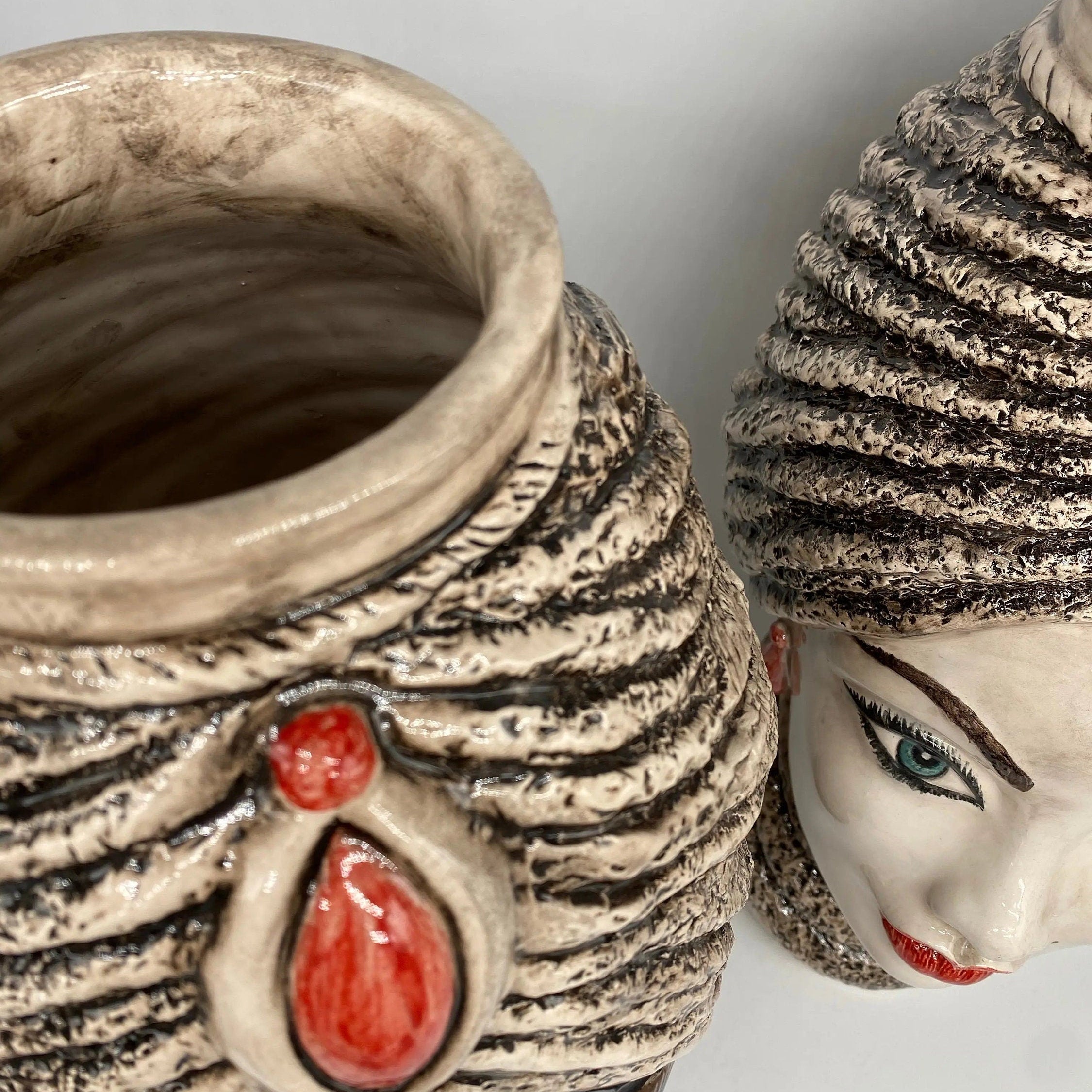 Teste di Moro Demetra Ceramica Caltagirone cm H.40 L.22 Artigianale Écru Rosso DD CERAMICHE SICILIANE