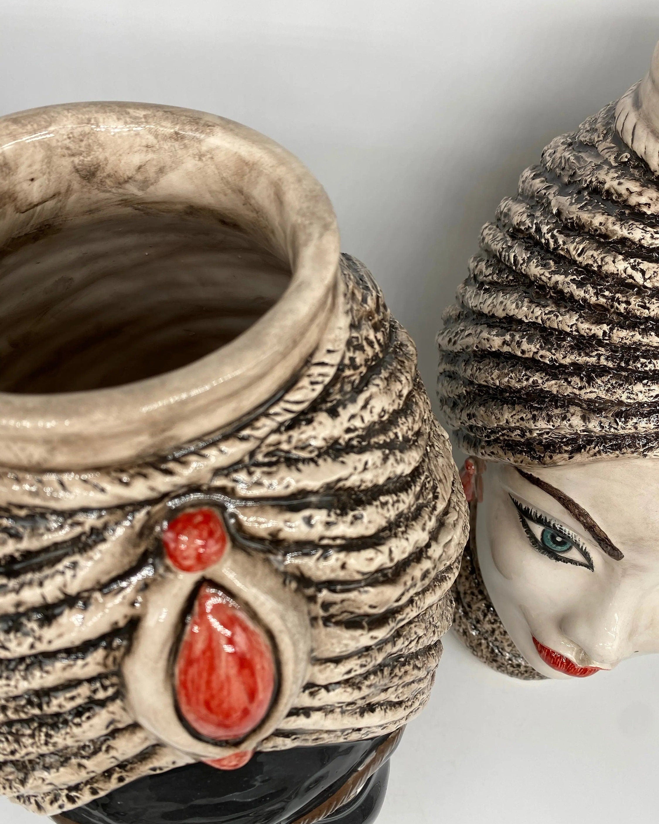 Teste di Moro Demetra Ceramica Caltagirone cm H.40 L.22 Artigianale Écru Rosso DD CERAMICHE SICILIANE