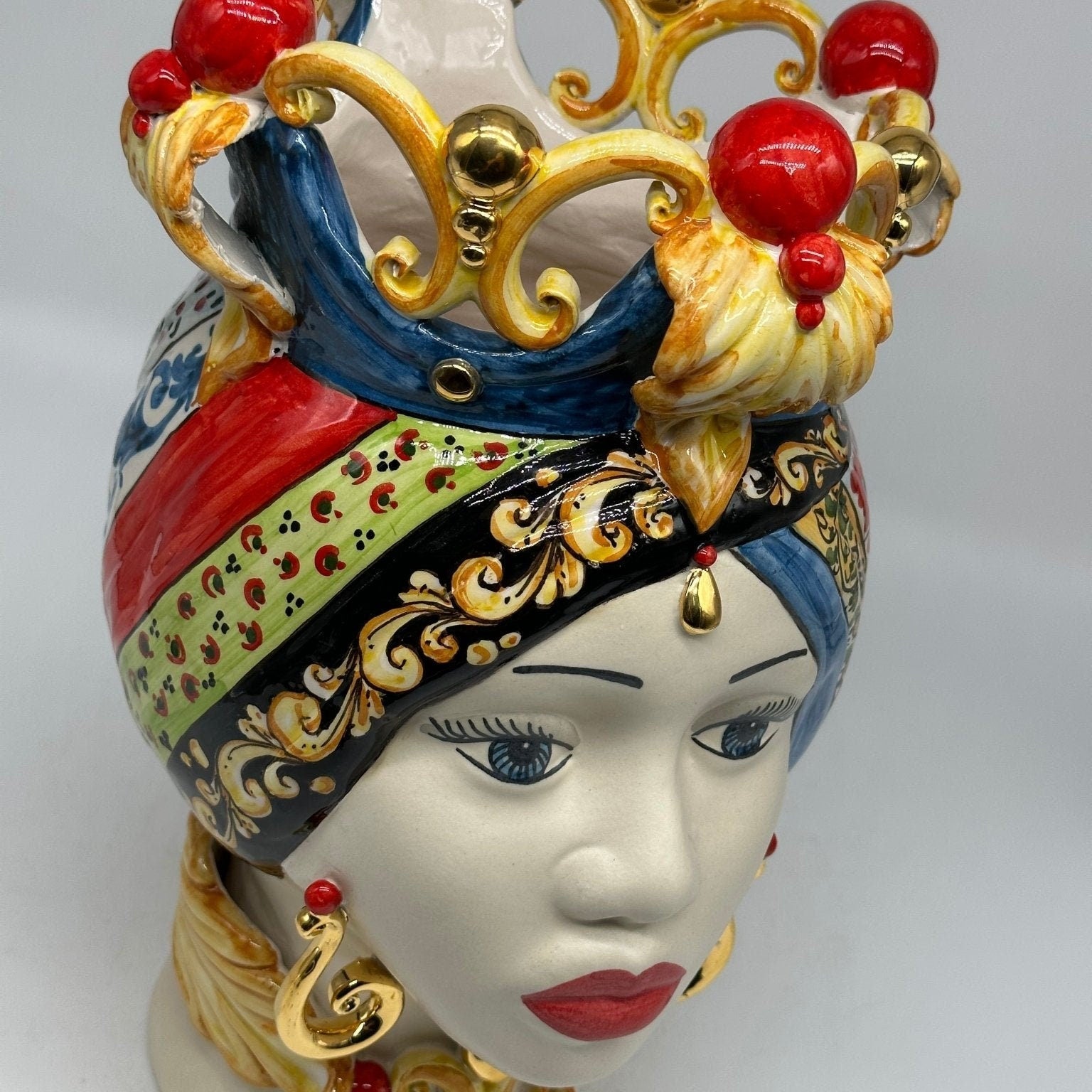 Teste di Moro Diana “Carretto” Ceramica Caltagirone cm H.30 L.20 Artigianale Écru Oro Sfere Rosso - DD CERAMICHE SICILIANE