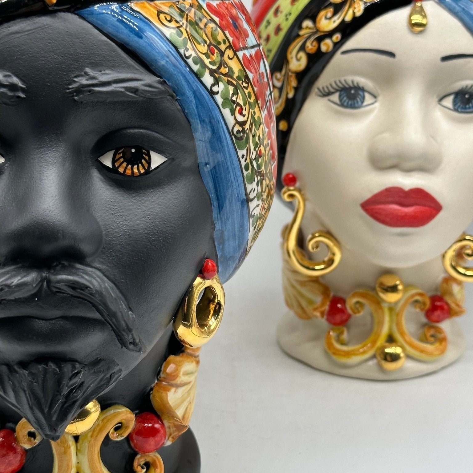 Teste di Moro Diana “Carretto” Ceramica Caltagirone cm H.30 L.20 Artigianale Écru Oro Sfere Rosso - DD CERAMICHE SICILIANE