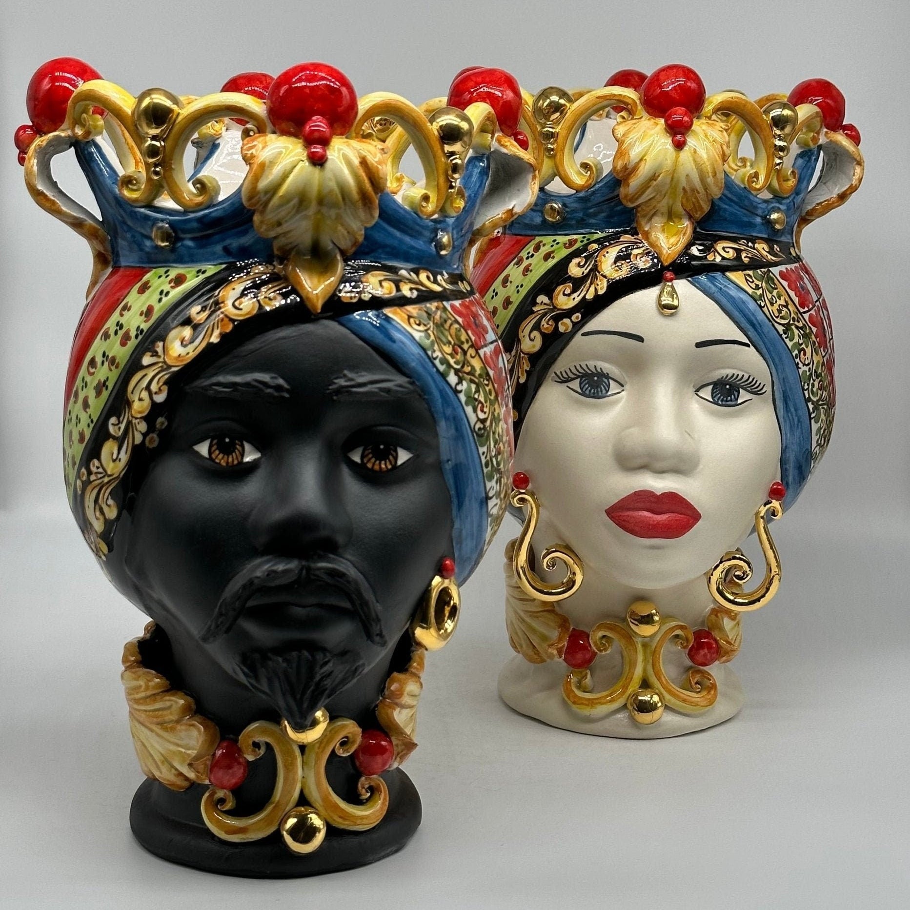 Teste di Moro Diana “Carretto” Ceramica Caltagirone cm H.30 L.20 Artigianale Écru Oro Sfere Rosso - DD CERAMICHE SICILIANE