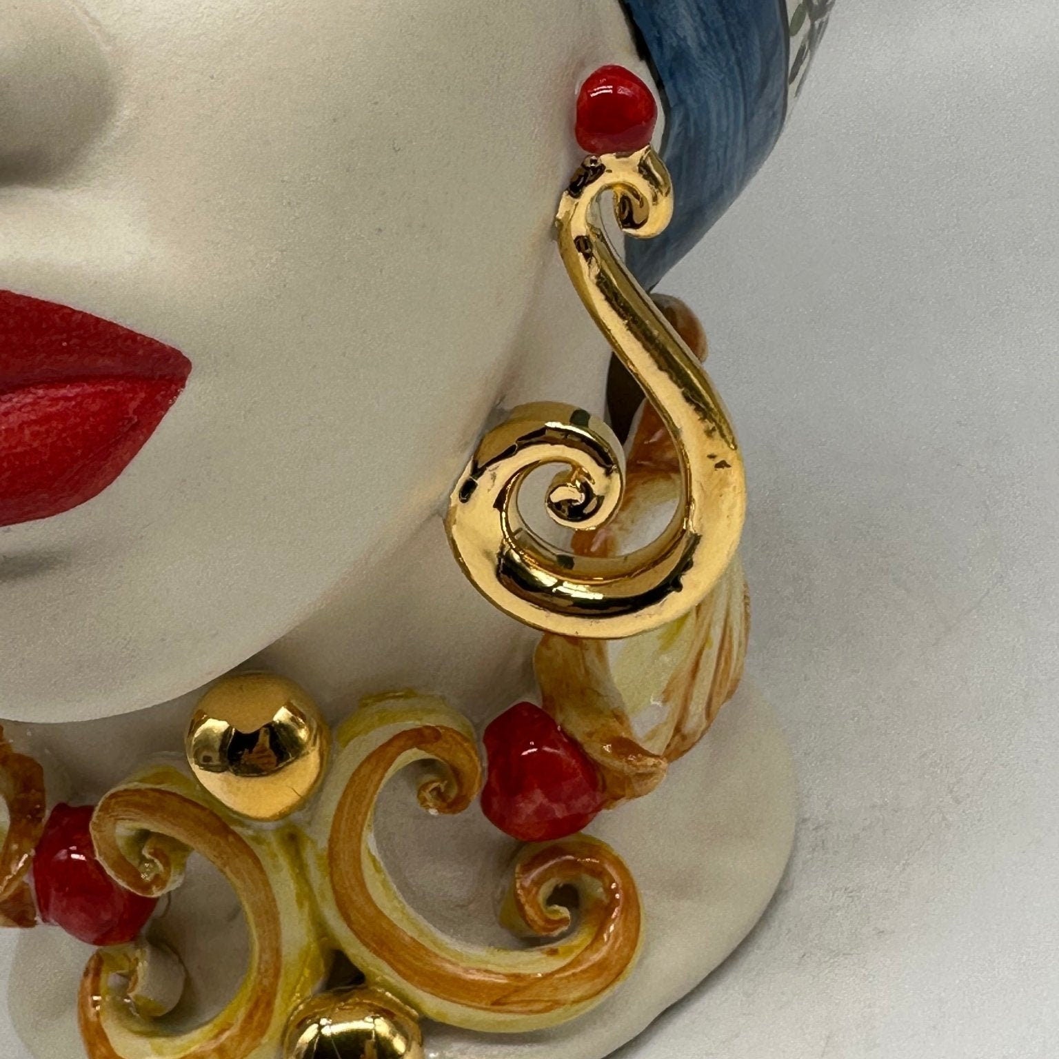 Teste di Moro Diana “Carretto” Ceramica Caltagirone cm H.30 L.20 Artigianale Écru Oro Sfere Rosso - DD CERAMICHE SICILIANE