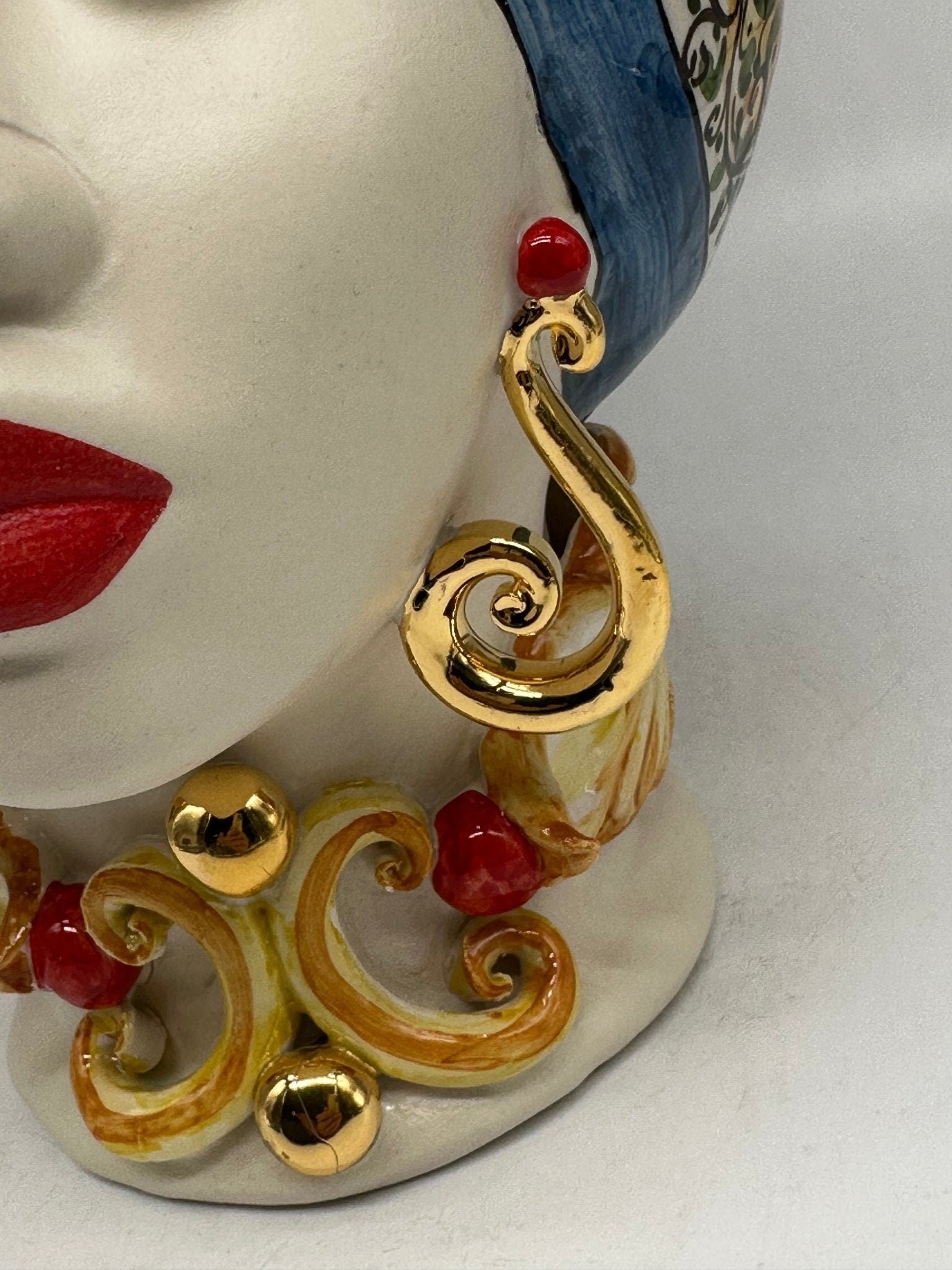 Teste di Moro Diana “Carretto” Ceramica Caltagirone cm H.30 L.20 Artigianale Écru Oro Sfere Rosso - DD CERAMICHE SICILIANE