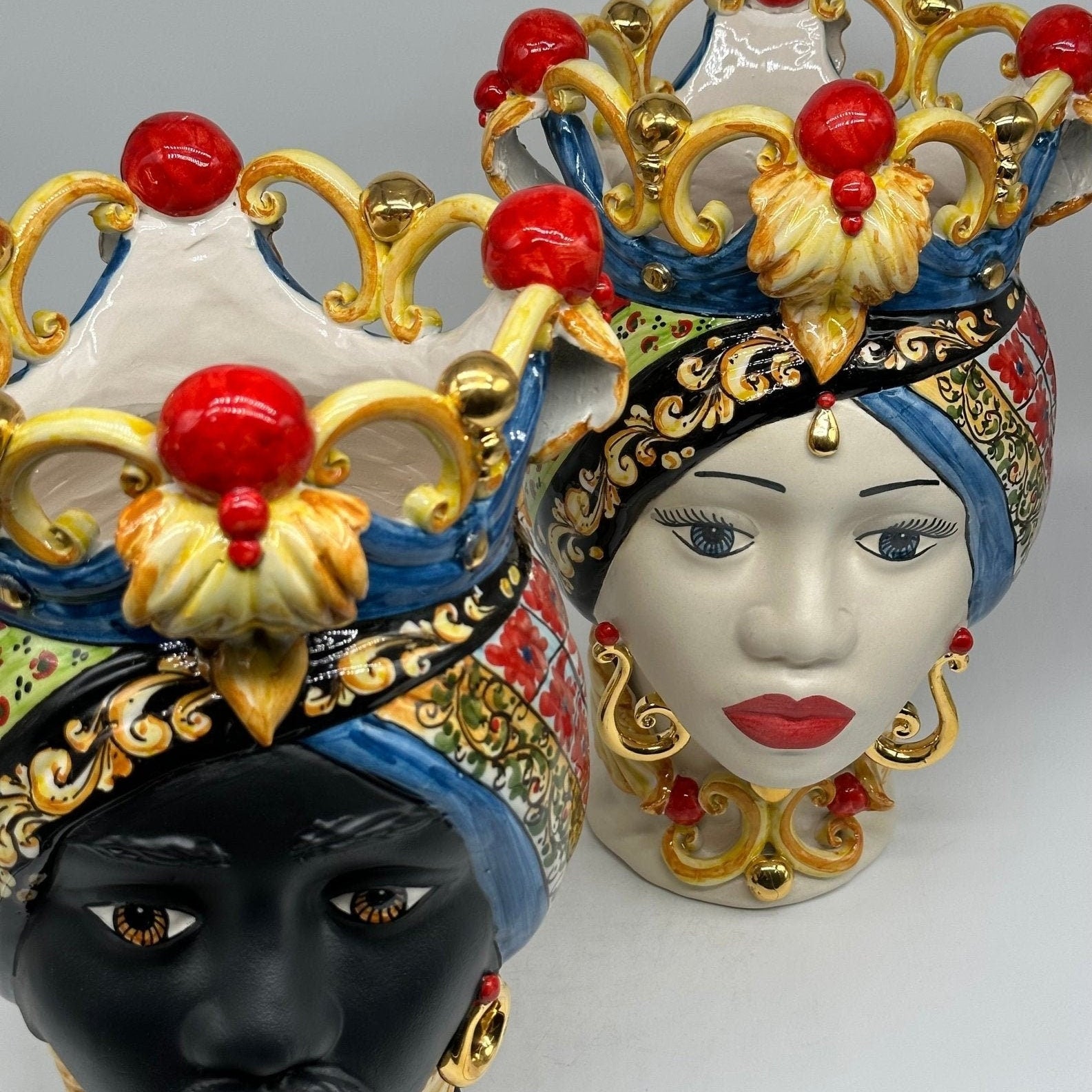 Teste di Moro Diana “Carretto” Ceramica Caltagirone cm H.30 L.20 Artigianale Écru Oro Sfere Rosso - DD CERAMICHE SICILIANE