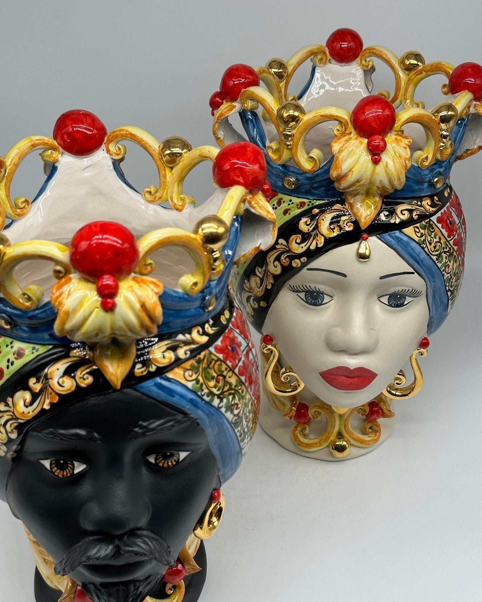 Teste di Moro Diana “Carretto” Ceramica Caltagirone cm H.30 L.20 Artigianale Écru Oro Sfere Rosso - DD CERAMICHE SICILIANE