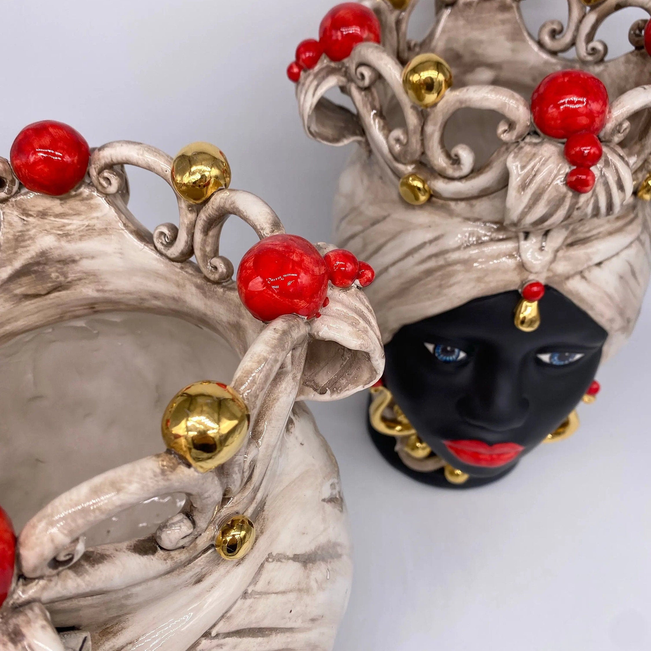 Teste di Moro Diana Ceramica Caltagirone cm H.30 L.20 Artigianale Écru Oro Sfere Rosso DD CERAMICHE SICILIANE