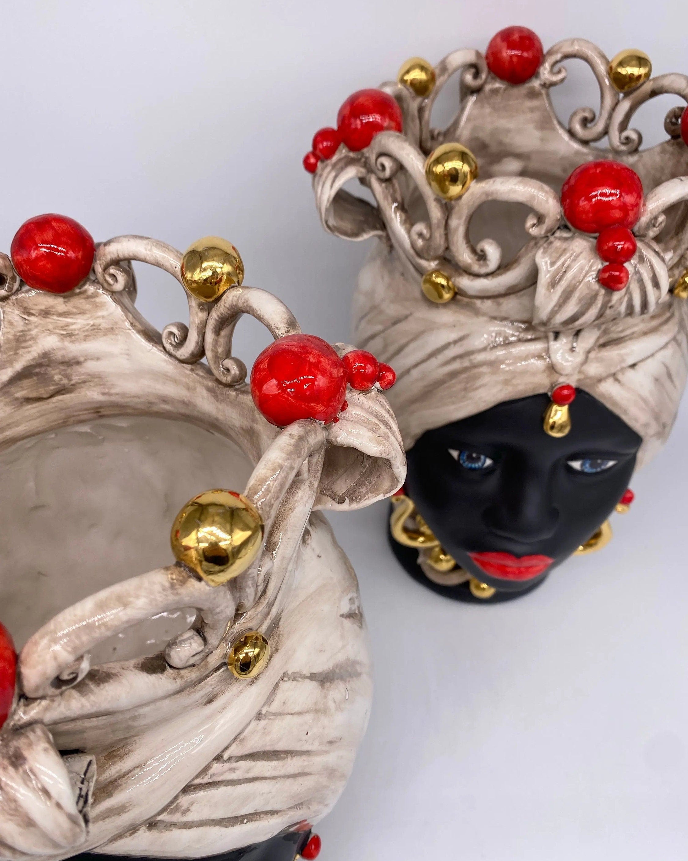Teste di Moro Diana Ceramica Caltagirone cm H.30 L.20 Artigianale Écru Oro Sfere Rosso DD CERAMICHE SICILIANE