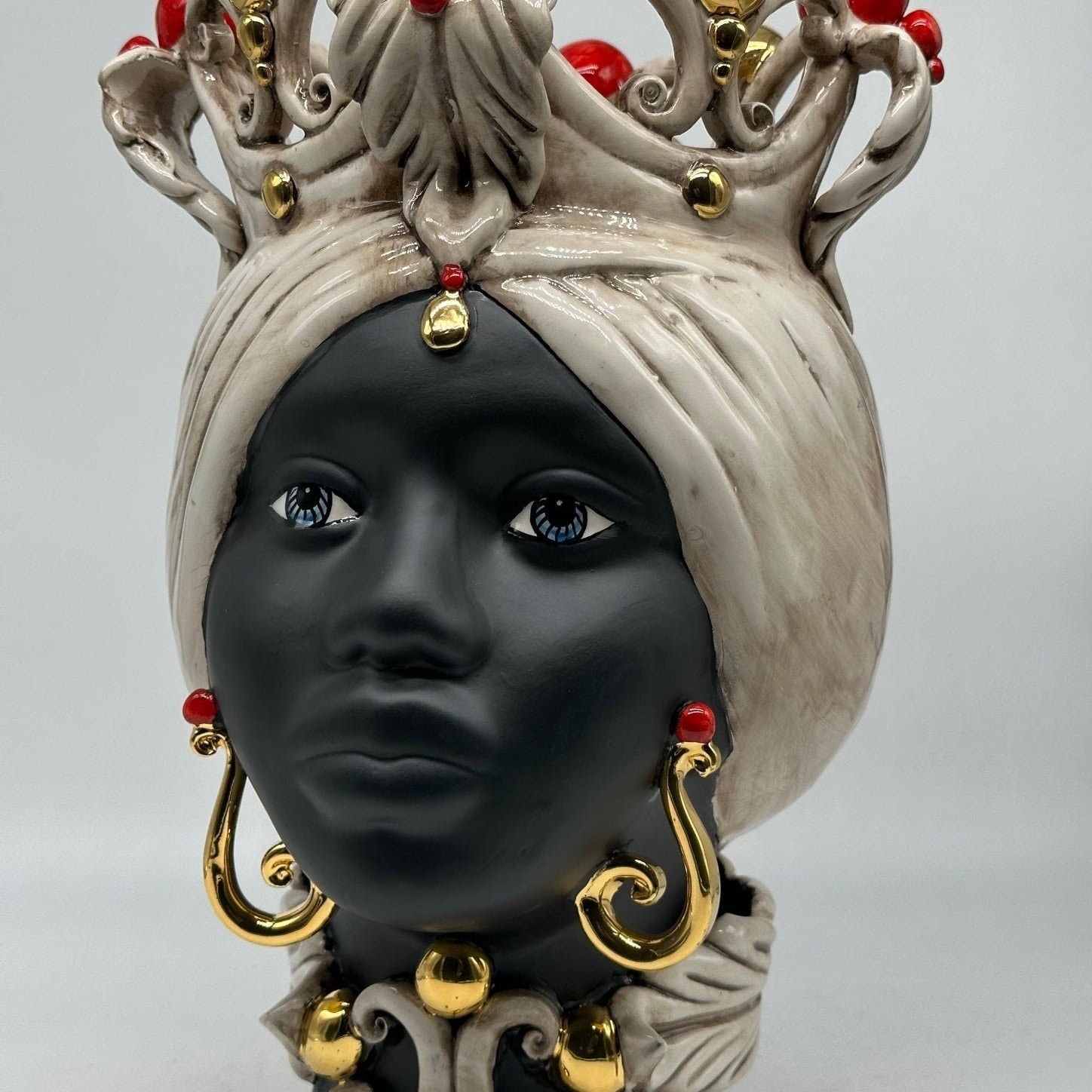 Teste di Moro Diana Ceramica Caltagirone cm H.30 L.20 Artigianale Écru Oro Sfere Rosso - DD CERAMICHE SICILIANE