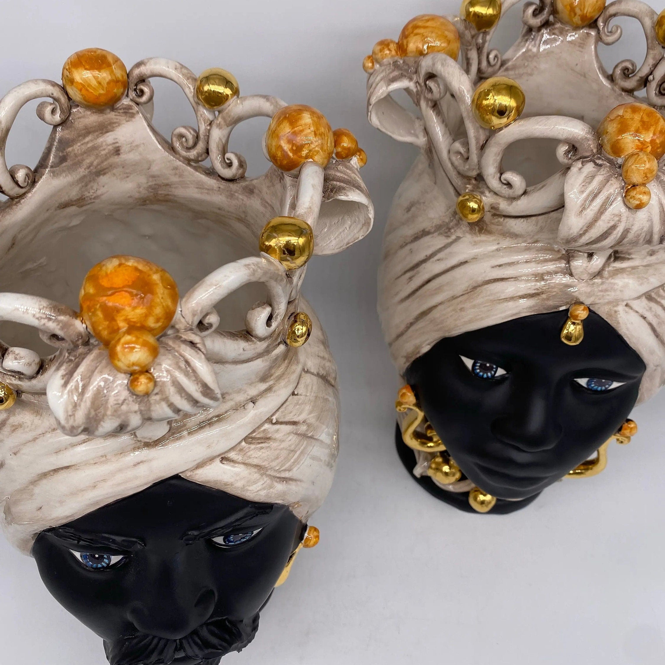 Teste di Moro Diana Ceramica Caltagirone cm H.30 L.20 Artigianale Écru Oro Sfere Ocra DD CERAMICHE SICILIANE