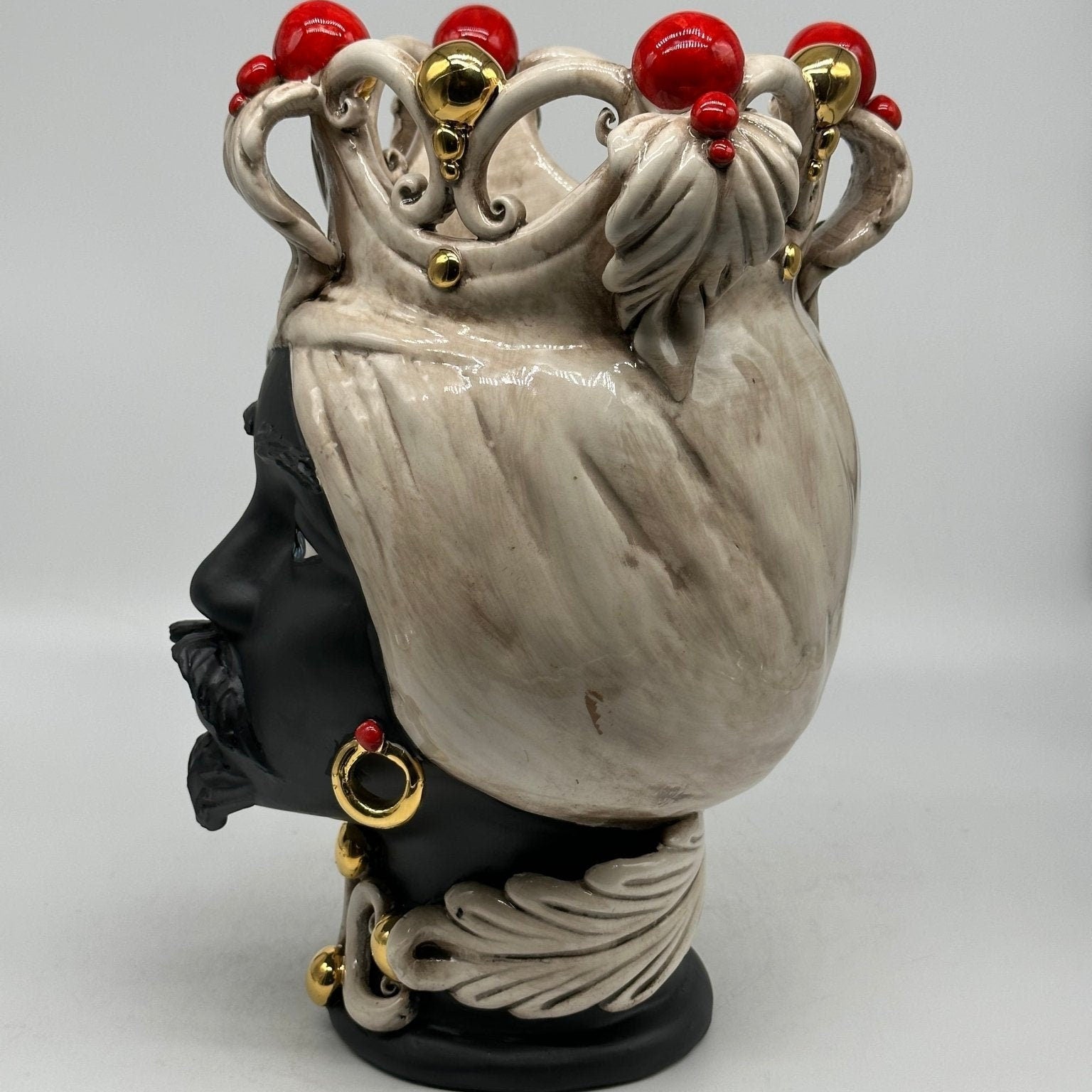 Teste di Moro Diana Ceramica Caltagirone cm H.30 L.20 Artigianale Écru Oro Sfere Rosso - DD CERAMICHE SICILIANE