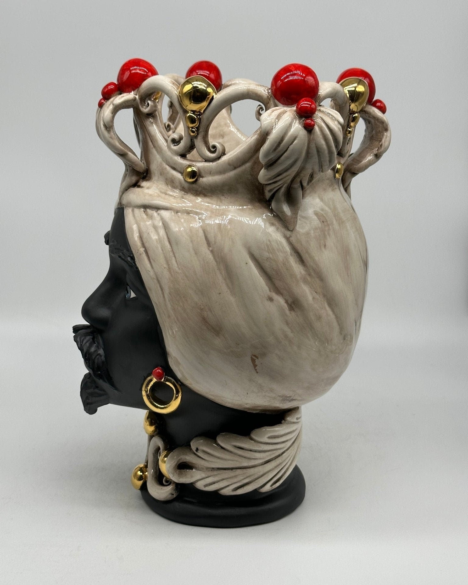Teste di Moro Diana Ceramica Caltagirone cm H.30 L.20 Artigianale Écru Oro Sfere Rosso - DD CERAMICHE SICILIANE