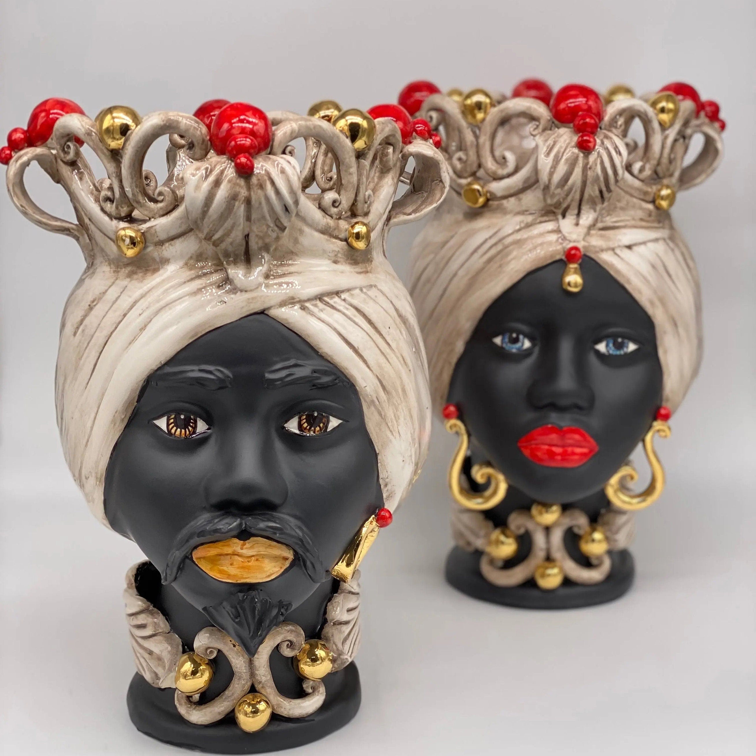 Teste di Moro Diana Ceramica Caltagirone cm H.30 L.20 Artigianale Écru Oro Sfere Rosso DD CERAMICHE SICILIANE