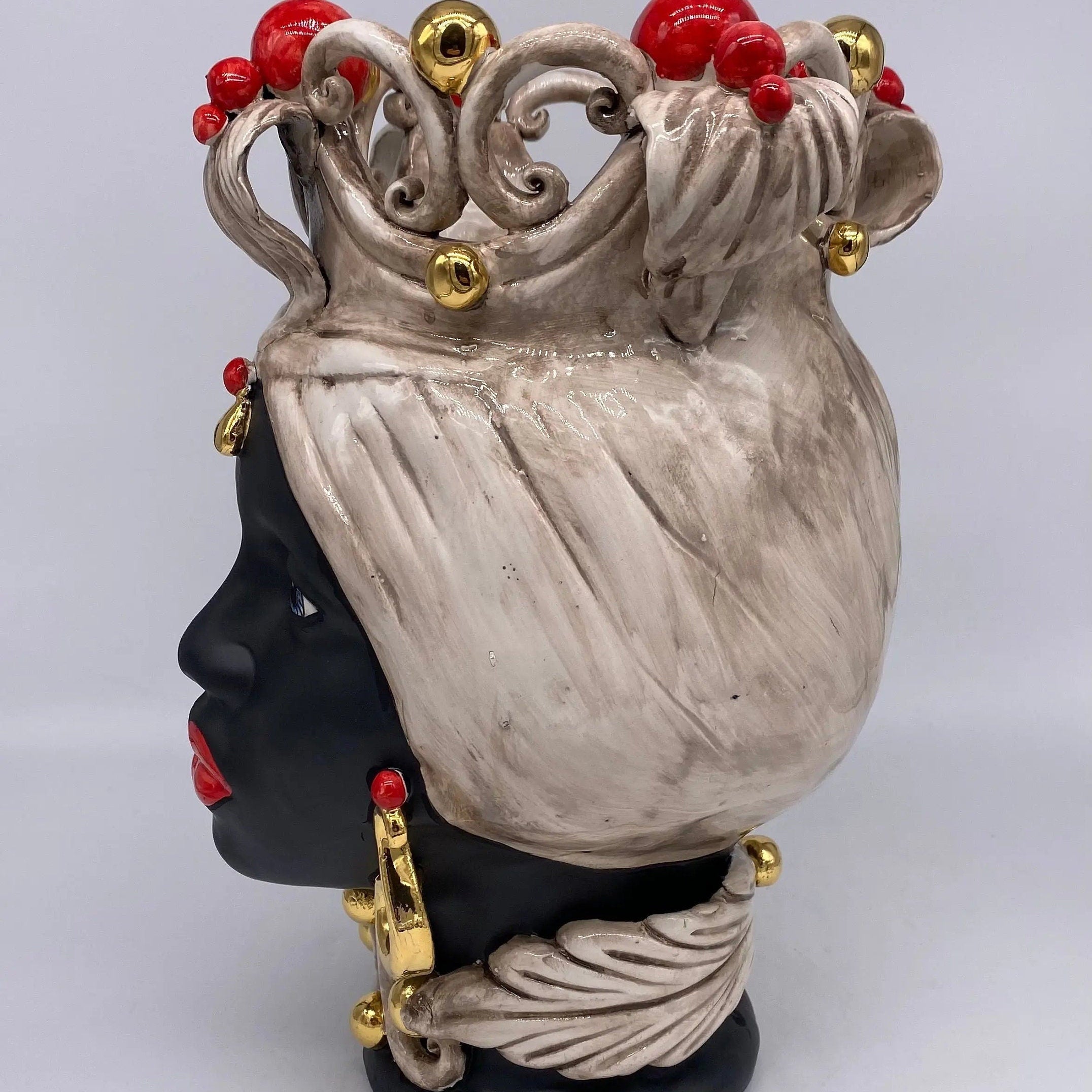 Teste di Moro Diana Ceramica Caltagirone cm H.30 L.20 Artigianale Écru Oro Sfere Rosso DD CERAMICHE SICILIANE