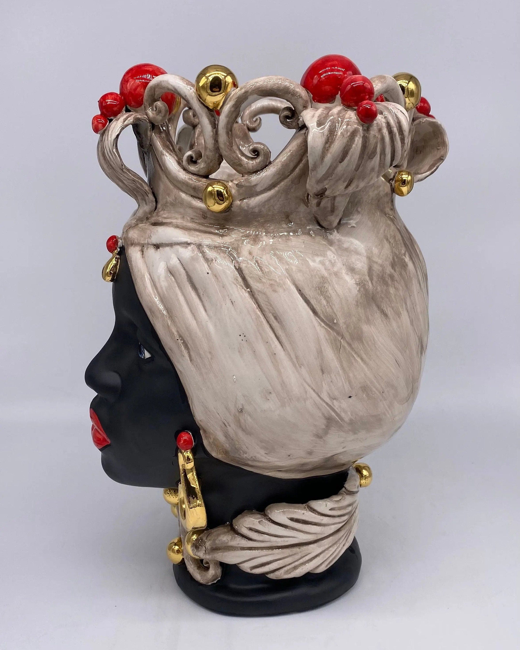 Teste di Moro Diana Ceramica Caltagirone cm H.30 L.20 Artigianale Écru Oro Sfere Rosso DD CERAMICHE SICILIANE