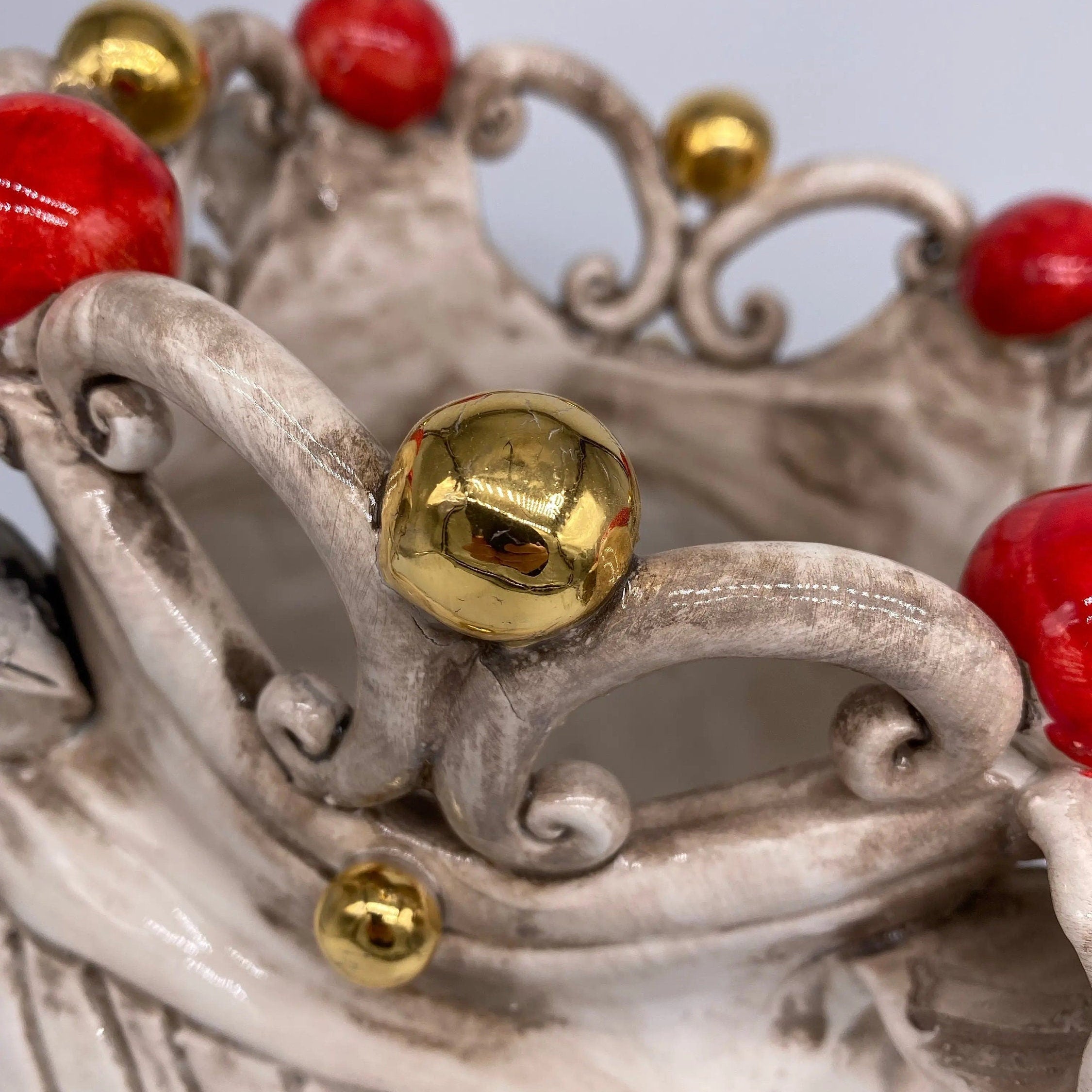 Teste di Moro Diana Ceramica Caltagirone cm H.30 L.20 Artigianale Écru Oro Sfere Rosso DD CERAMICHE SICILIANE