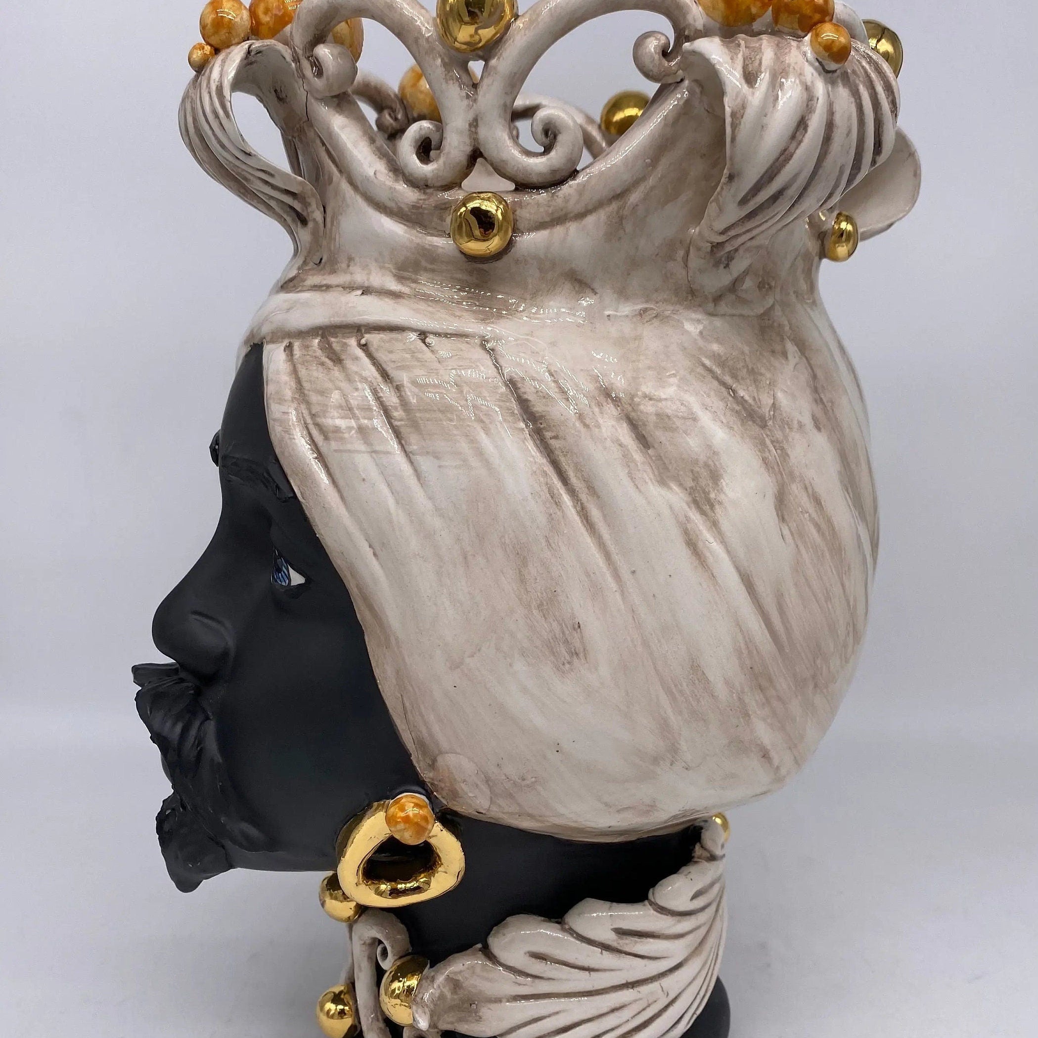 Teste di Moro Diana Ceramica Caltagirone cm H.30 L.20 Artigianale Écru Oro Sfere Ocra DD CERAMICHE SICILIANE