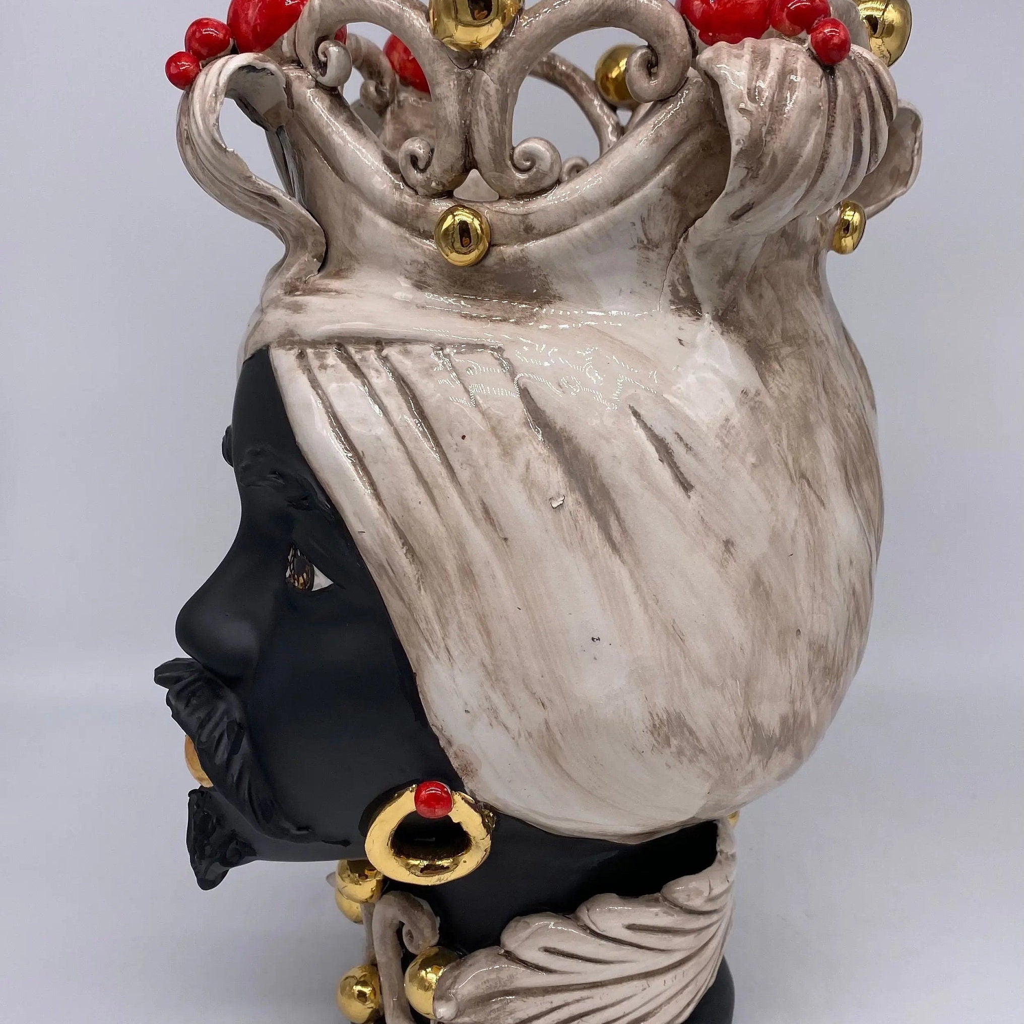 Teste di Moro Diana Ceramica Caltagirone cm H.30 L.20 Artigianale Écru Oro Sfere Rosso DD CERAMICHE SICILIANE