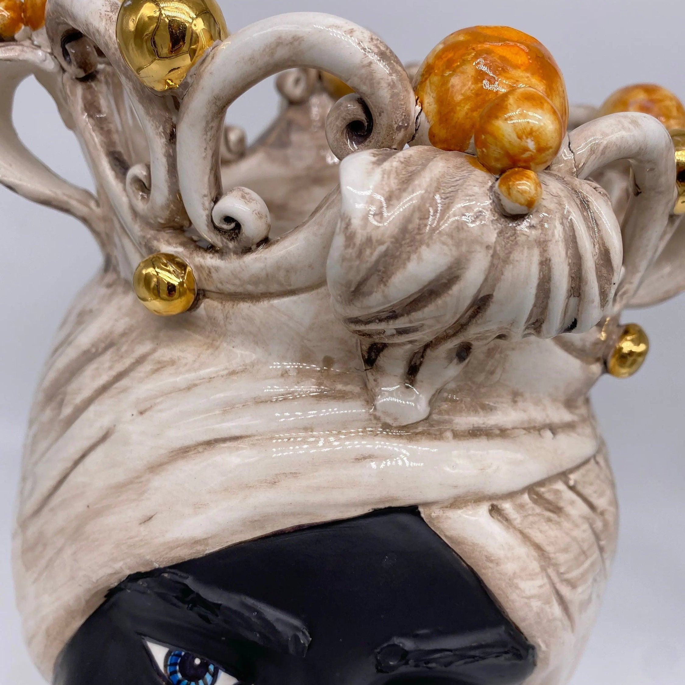 Teste di Moro Diana Ceramica Caltagirone cm H.30 L.20 Artigianale Écru Oro Sfere Ocra DD CERAMICHE SICILIANE