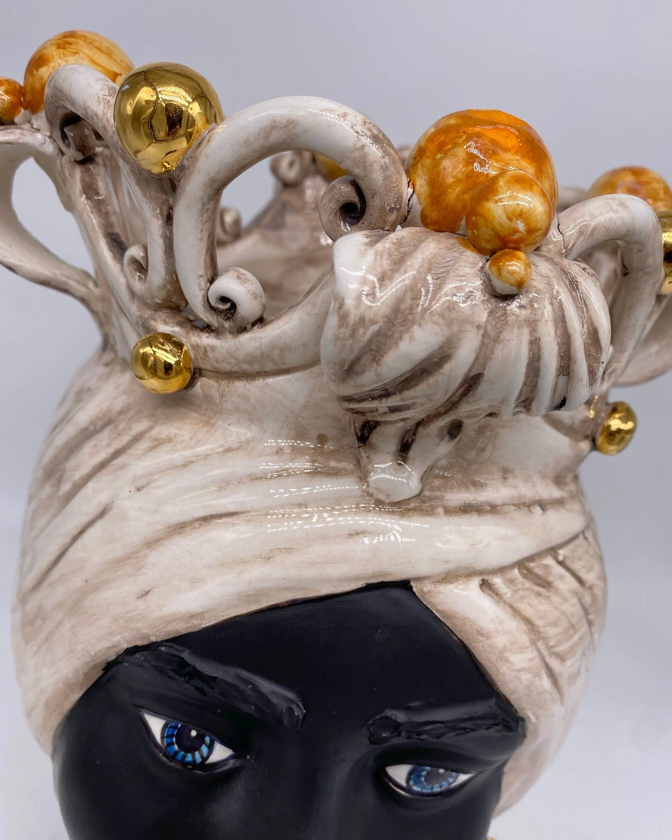 Teste di Moro Diana Ceramica Caltagirone cm H.30 L.20 Artigianale Écru Oro Sfere Ocra DD CERAMICHE SICILIANE