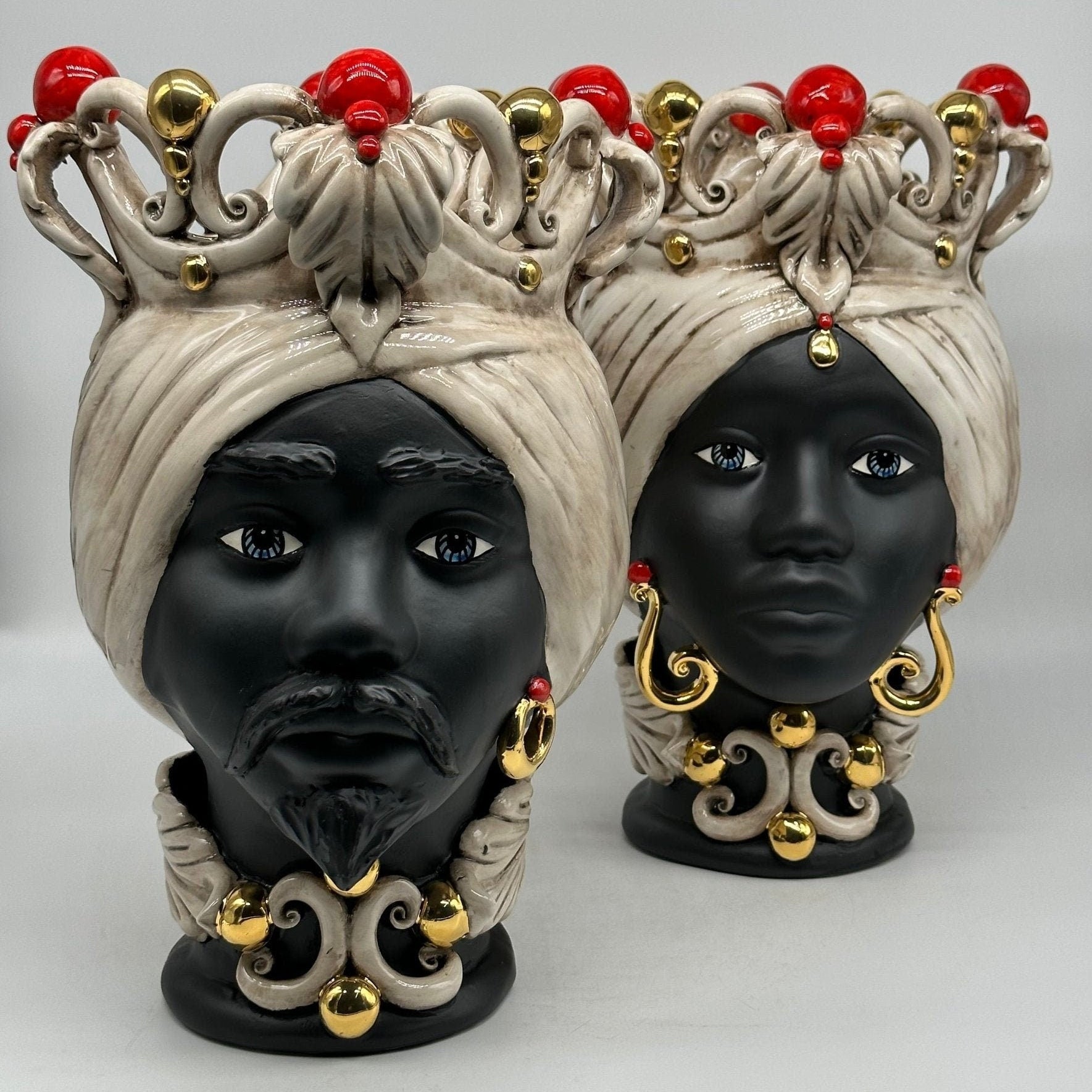 Teste di Moro Diana Ceramica Caltagirone cm H.30 L.20 Artigianale Écru Oro Sfere Rosso - DD CERAMICHE SICILIANE