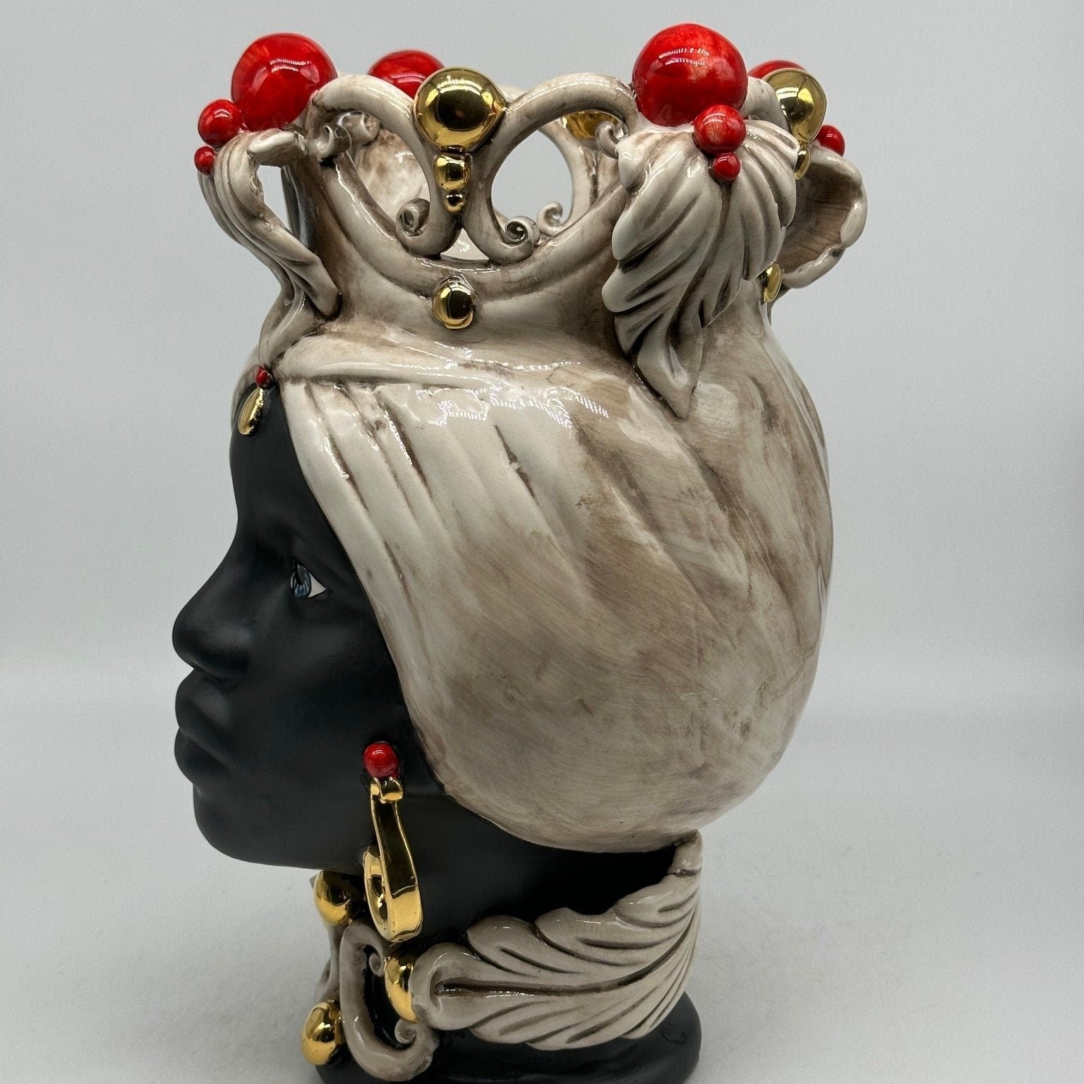 Teste di Moro Diana Ceramica Caltagirone cm H.30 L.20 Artigianale Écru Oro Sfere Rosso - DD CERAMICHE SICILIANE