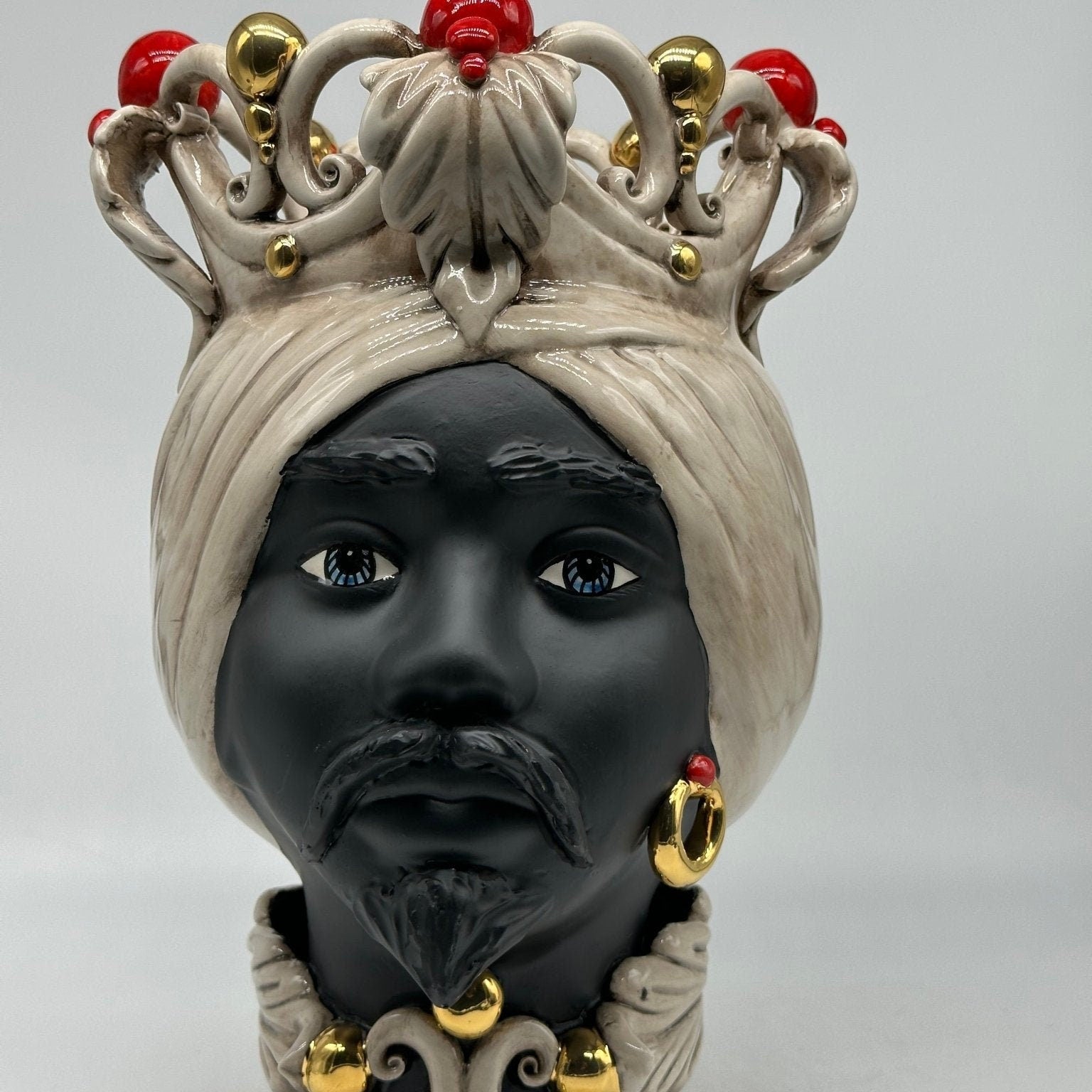 Teste di Moro Diana Ceramica Caltagirone cm H.30 L.20 Artigianale Écru Oro Sfere Rosso - DD CERAMICHE SICILIANE