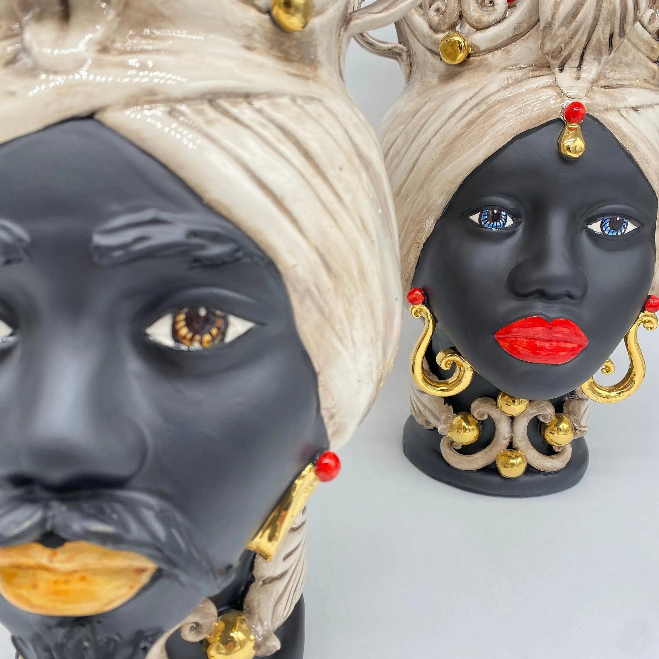 Teste di Moro Diana Ceramica Caltagirone cm H.30 L.20 Artigianale Écru Oro Sfere Rosso DD CERAMICHE SICILIANE