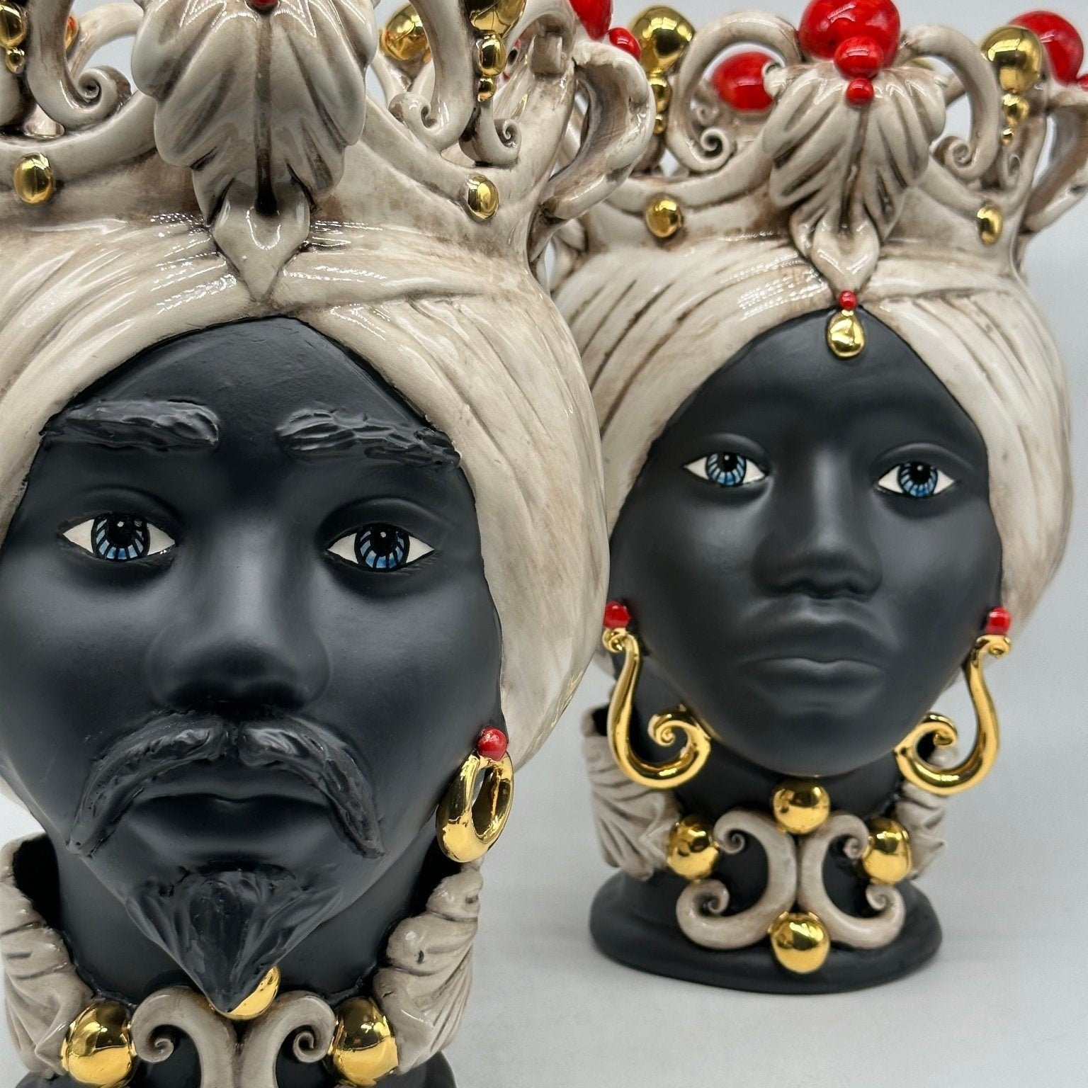 Teste di Moro Diana Ceramica Caltagirone cm H.30 L.20 Artigianale Écru Oro Sfere Rosso - DD CERAMICHE SICILIANE