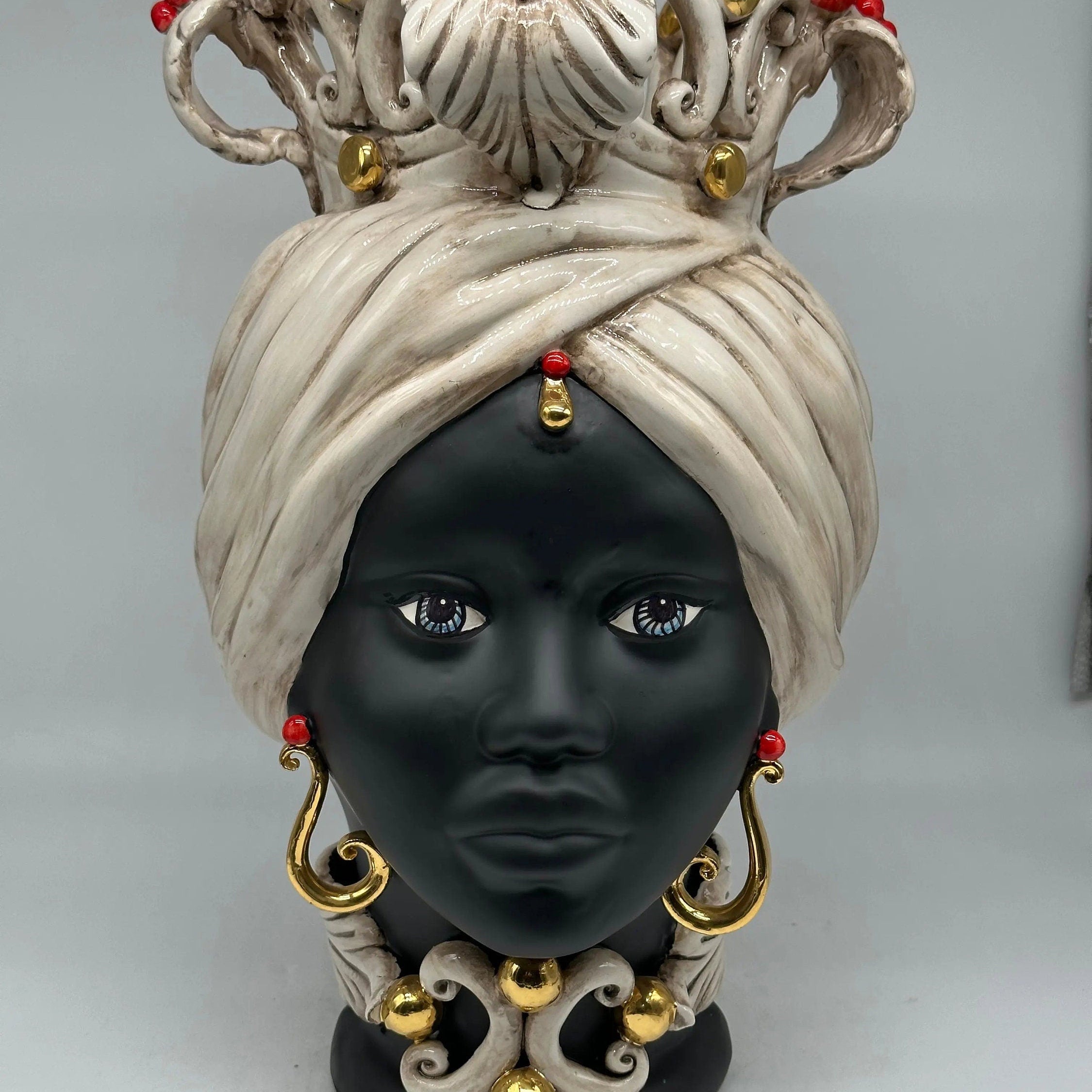 Teste di Moro Diana Ceramica Caltagirone cm H.40 L.25 Artigianale Écru Oro Sfere Rosso DD CERAMICHE SICILIANE